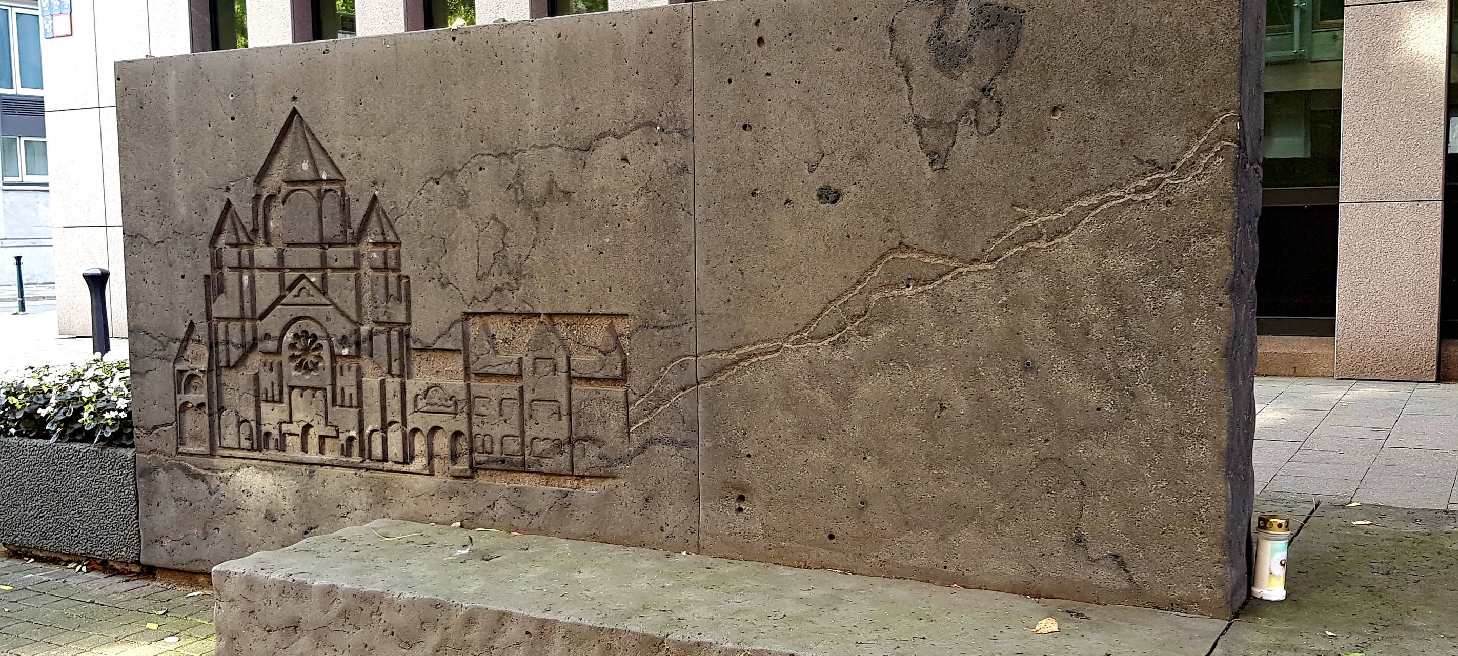 Ein Gedenkstein an der Kasernenstraße erinnert an den Standort der alten Synagoge in Düsseldorf.