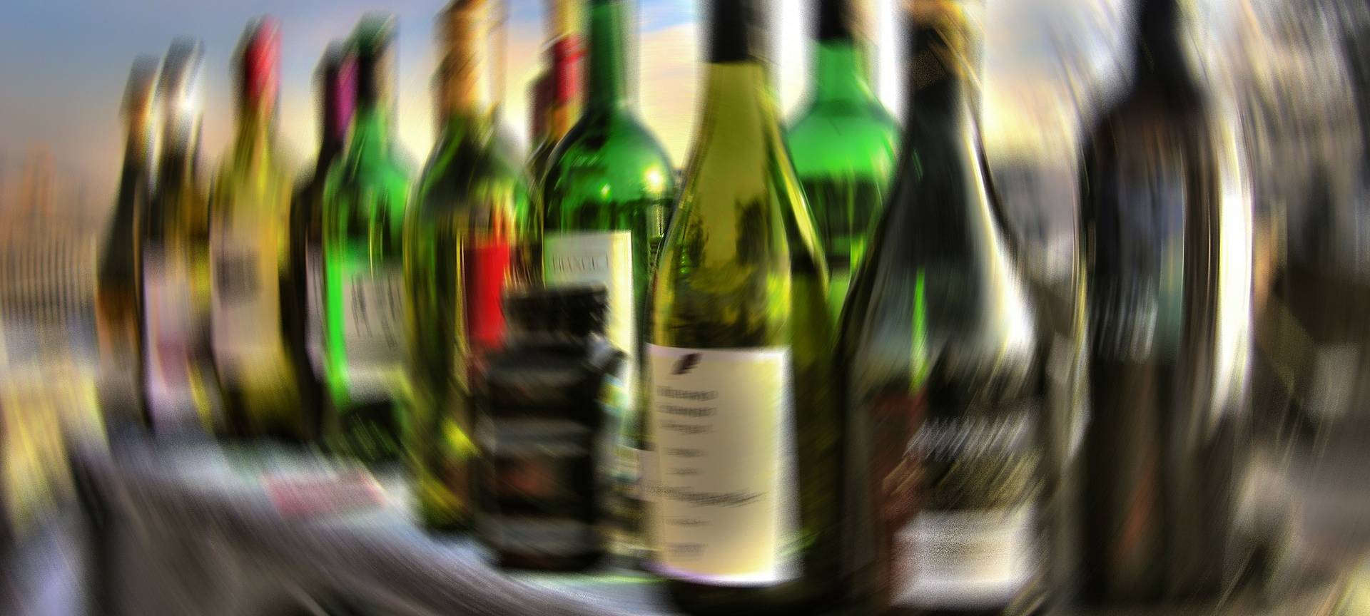 Verschwommene Weinflaschen. Sie simulieren den Effekt, wenn man den Alkohol merkt.