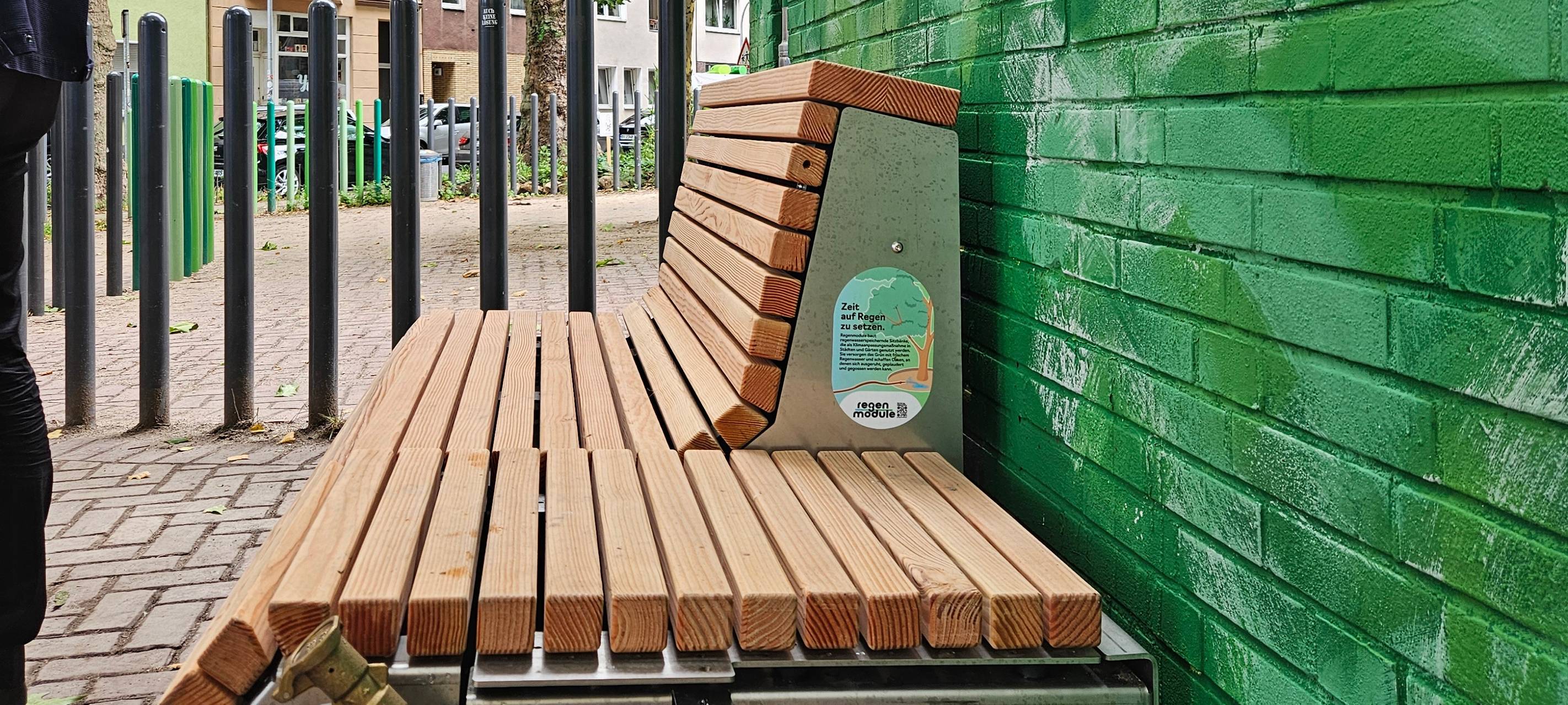 Seitenansicht der Regenbank am Hermannplatz in Flingern.