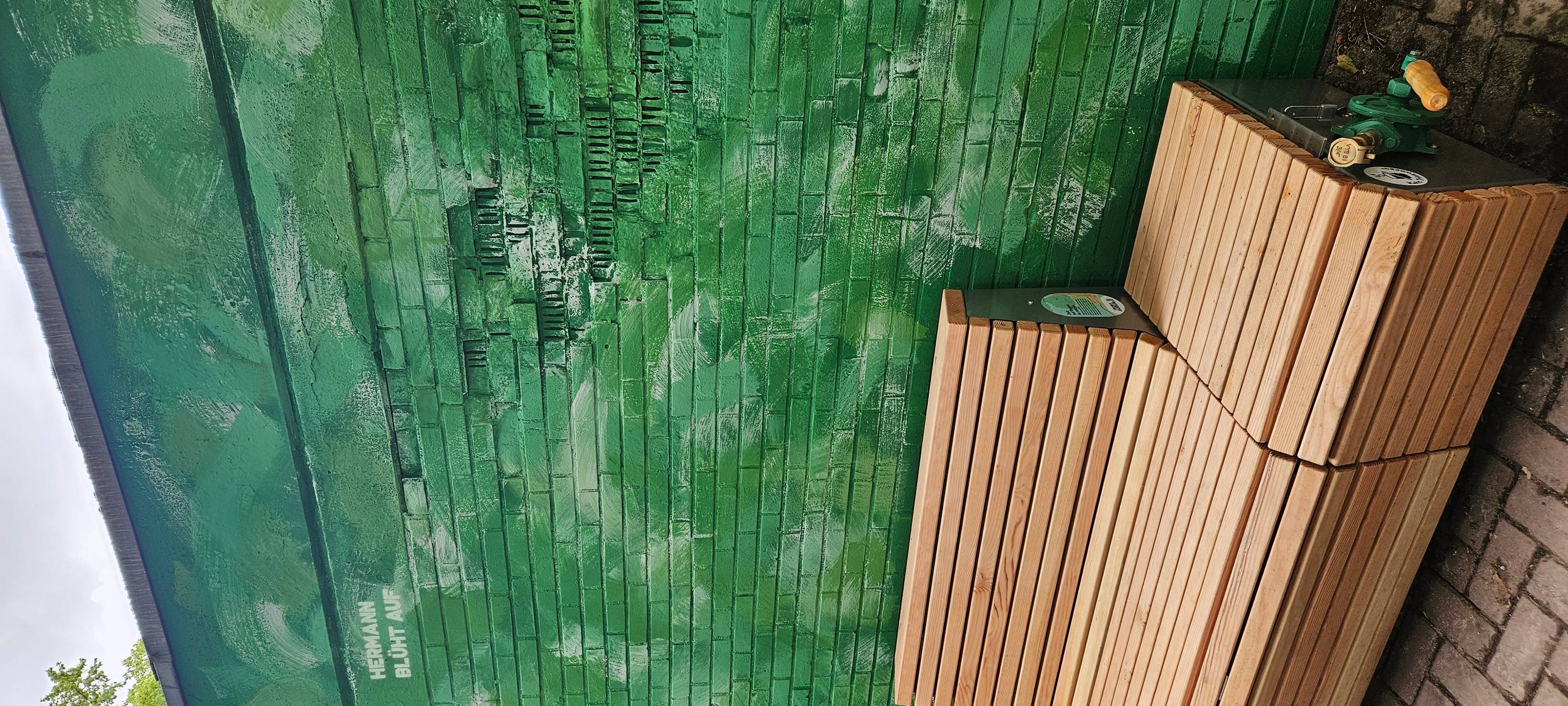 Regenbank am Hermannplatz in Flingern.