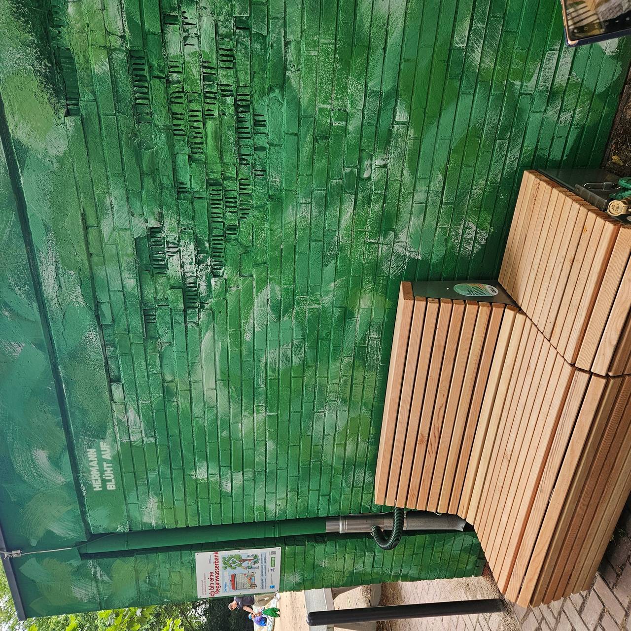 Regenbank am Hermannplatz in Flingern.