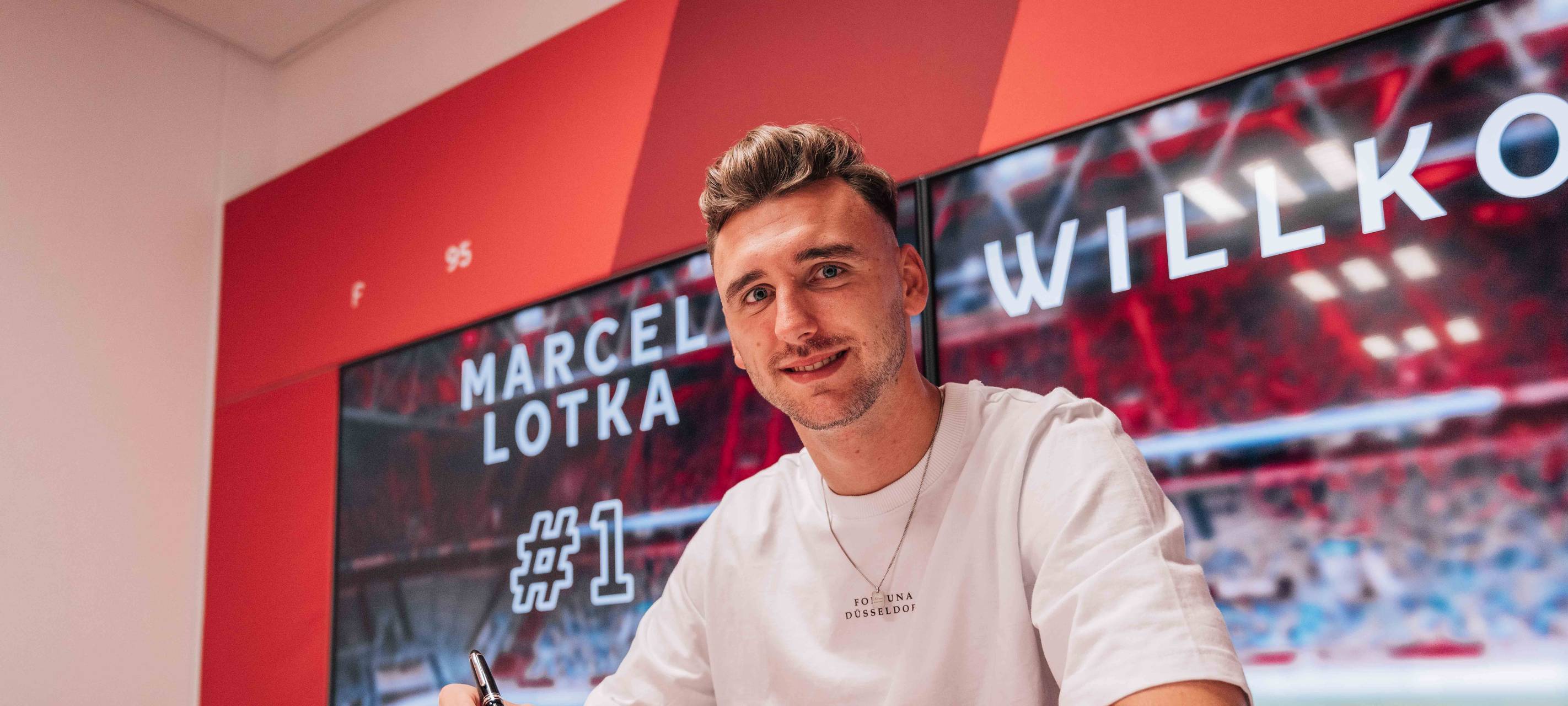Fortuna-Neuzugang Marcel Lotka beim Unterschreiben seines Vertrags.