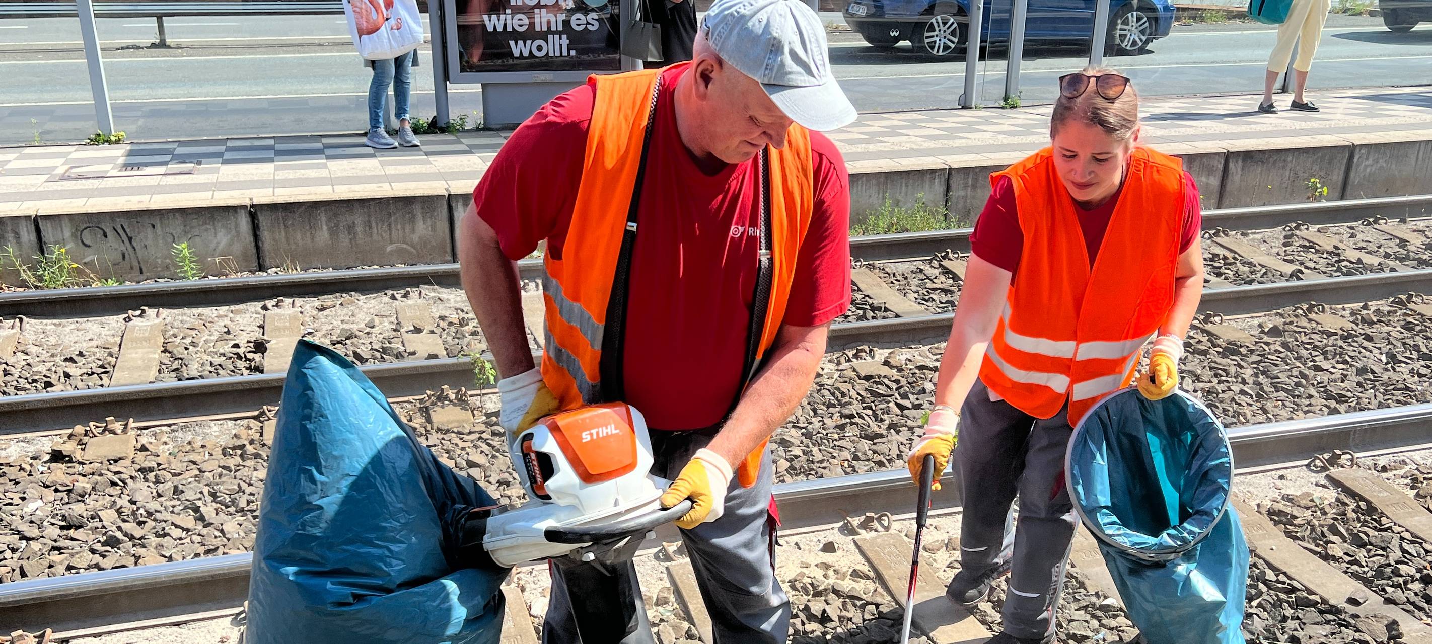 Das Team der Rheibahn-Haltestellenreinigung kümmert sich hier bei uns in der Stadt an vielen Haltestellen, um die Sauberkeit. Vor allem in de Gleisen.