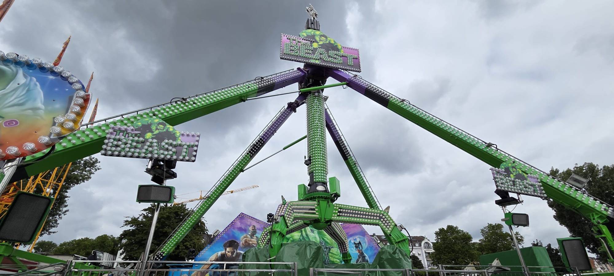 Fahrgeschäft "The Beast" auf der Rheinkirmes. Es besteht unter anderem aus mehreren Armen, die sich drehen und überschlagen können.