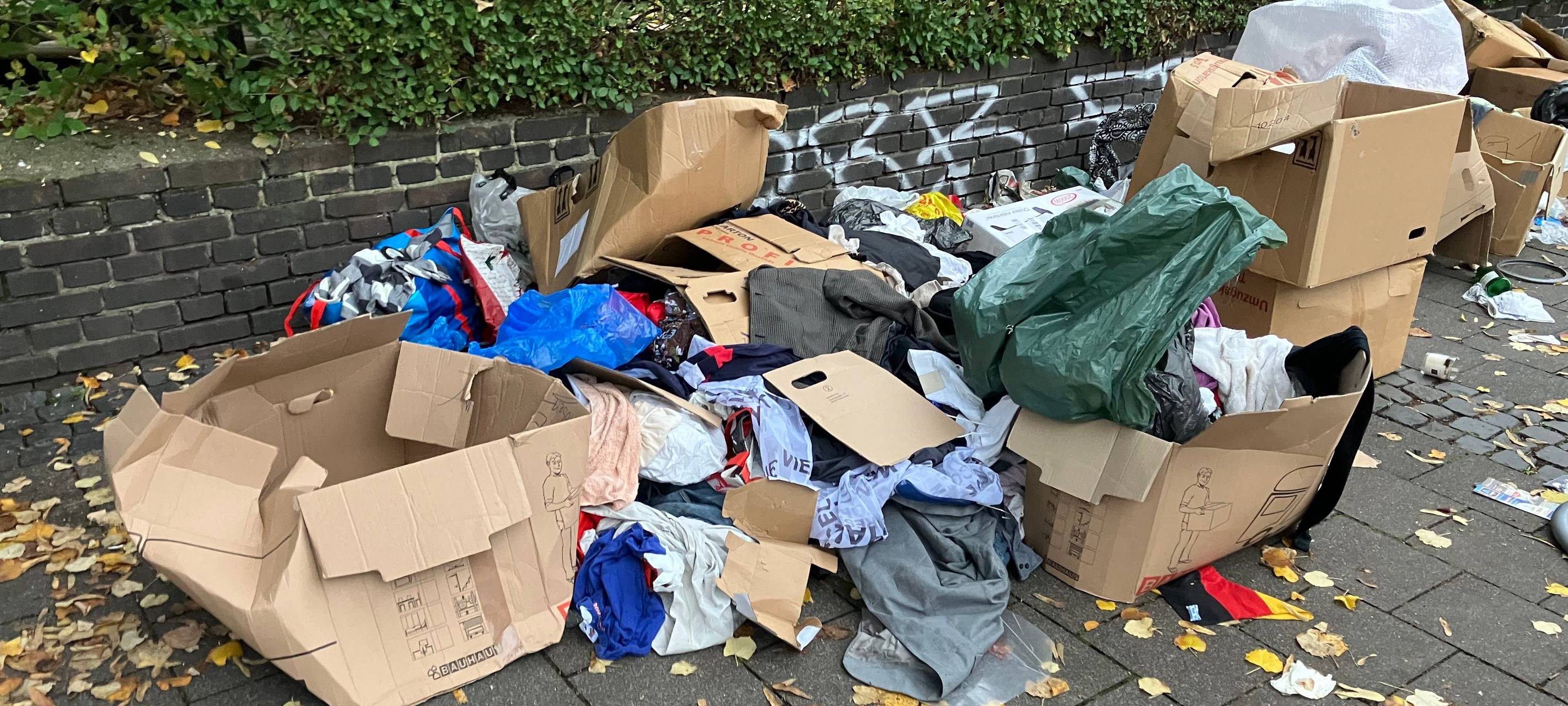 Ein großer Berg von Kartonagen und Altkleidern am Höherweg, den Bürgerinnen und Bürger der Stadt über die App "Düsseldorf bleibt sauber" gemeldet haben.