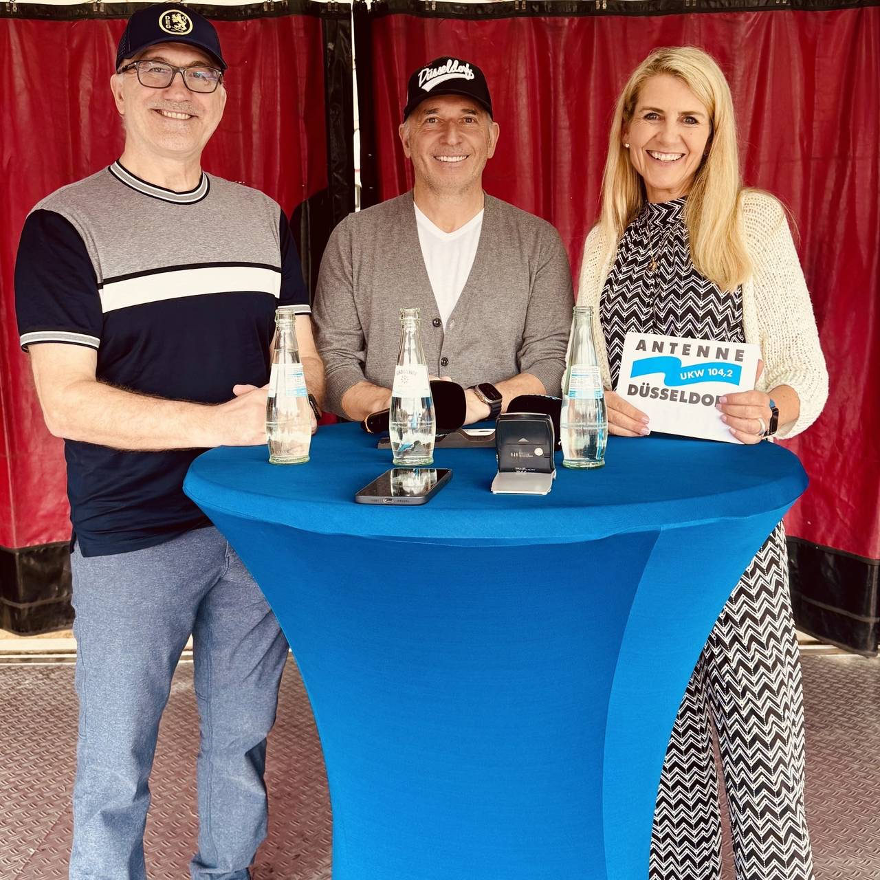 Claudia Monréal, Moderatorin bei Antenne Düsseldorf mit beiden DEG-GF Rick Amann und Andreas Niederberger