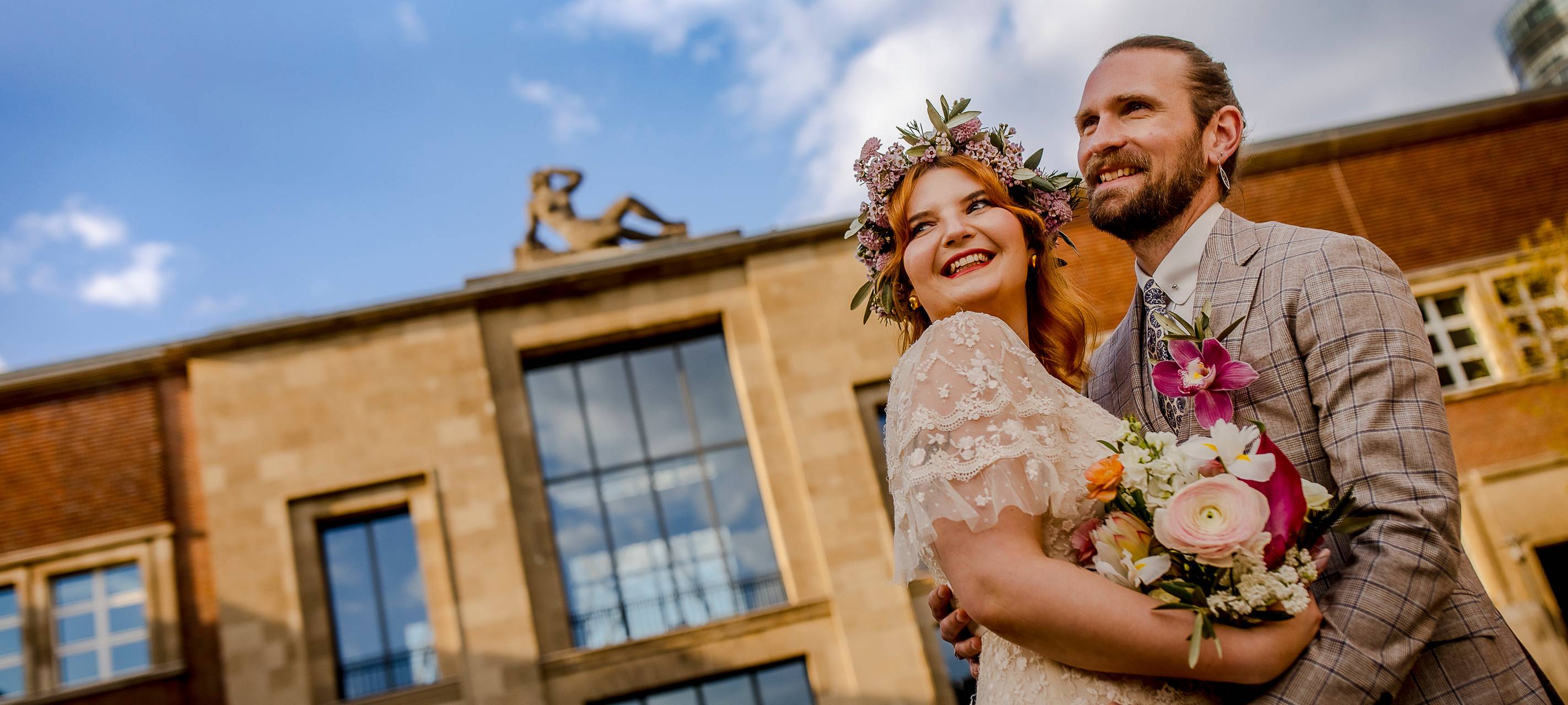 Ein Hochzeitspaar vor dem Museum Kunstpalast