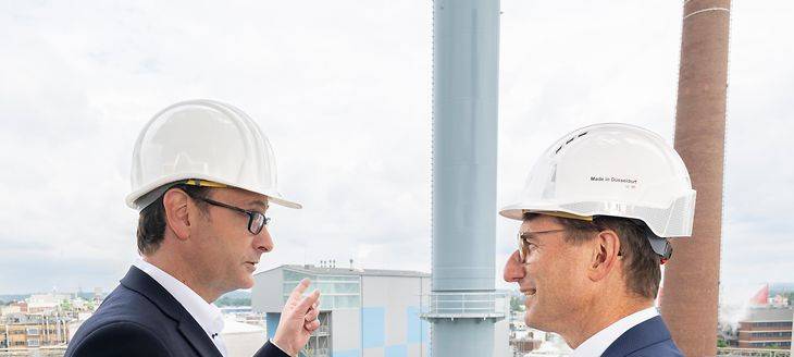 50 Meter hoher Kamin für Abwärme/Fernwärme auf Henkel-Gelände