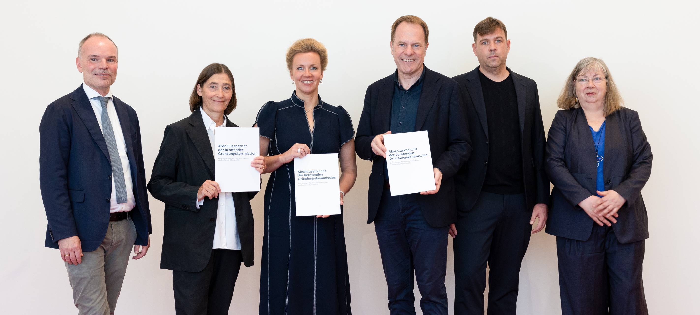 Mitglieder der Gründungskommission fürs Deutsche Fotoinstitut, OB Stephan Keller und NRW-Kulturministerin Brandes präsentieren den Abschlussbericht der Kommission.