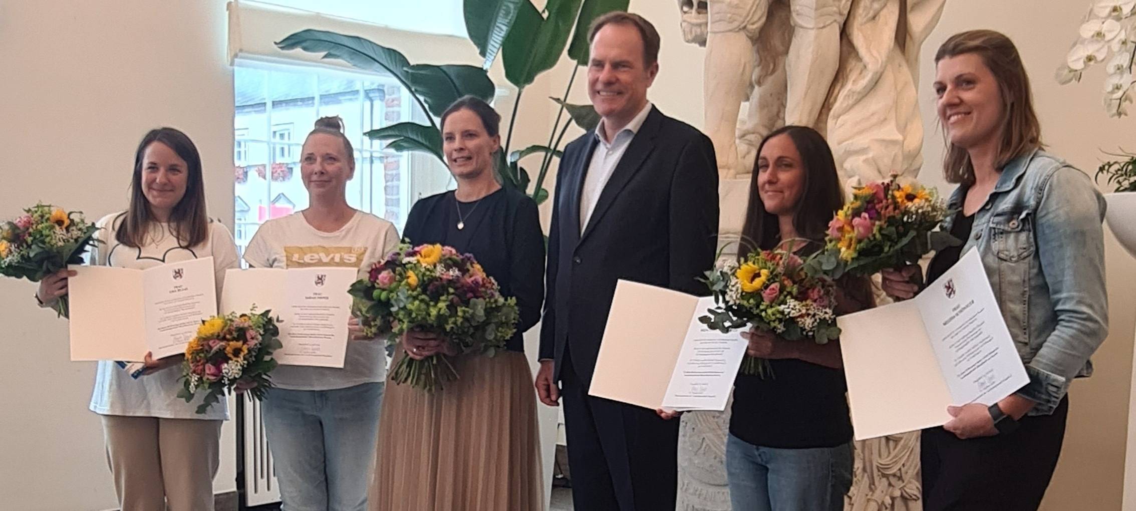 OB Stephan Keller, vier Lebensretterinnen und eine Frau, deren Leben gerettet wurde