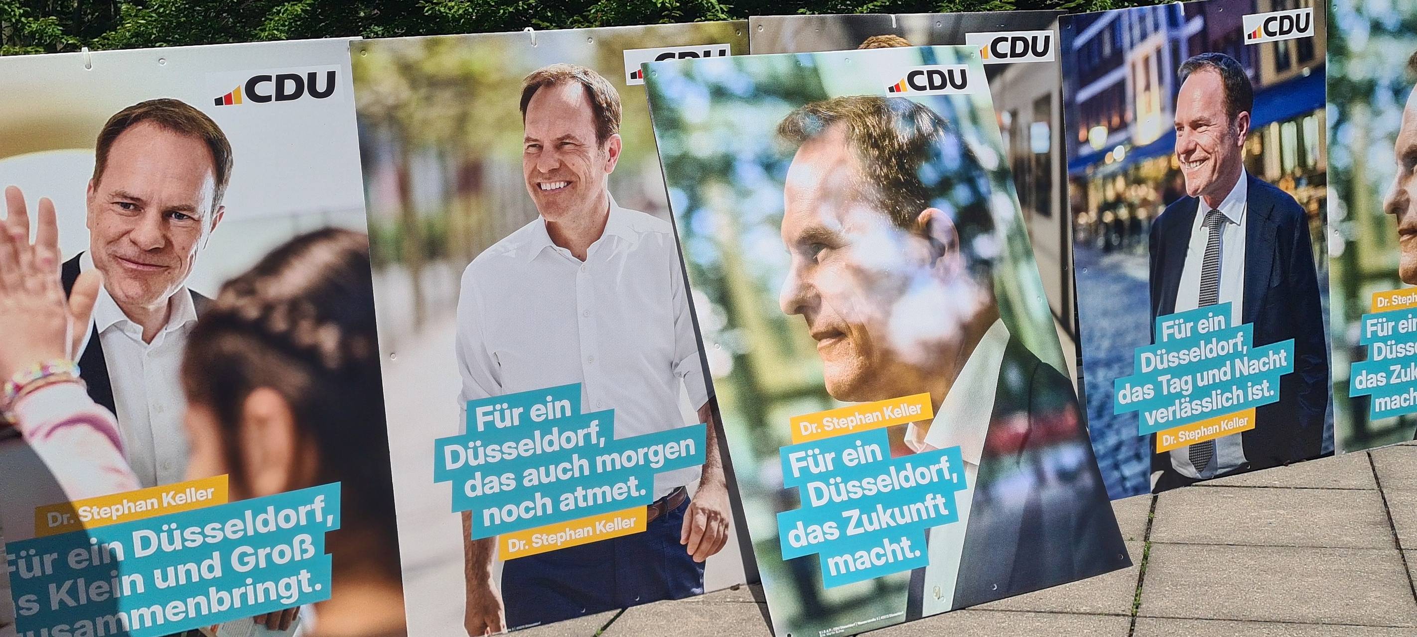 Mehrere Wahlplakate der CDU stehen in einer Reihe.