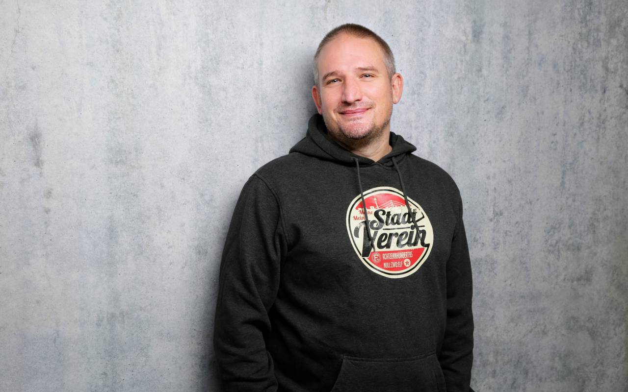 Fortuna-Reporter Olli Bendt vor einer grauen Wand