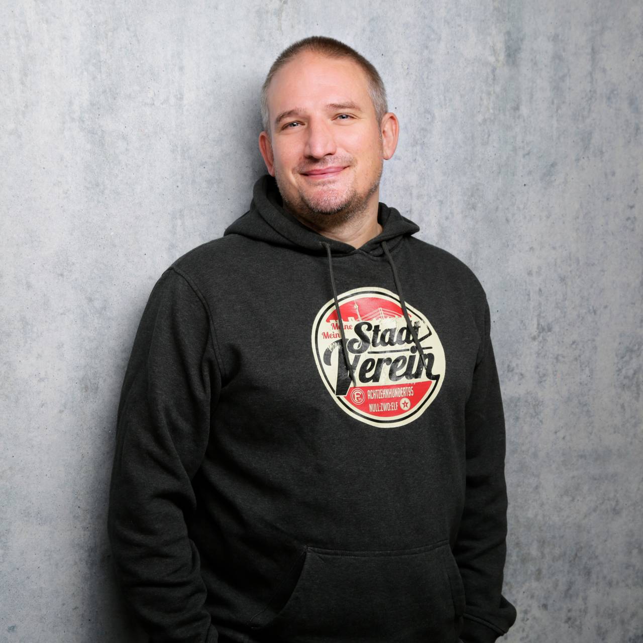 Fortuna-Reporter Olli Bendt vor einer grauen Wand