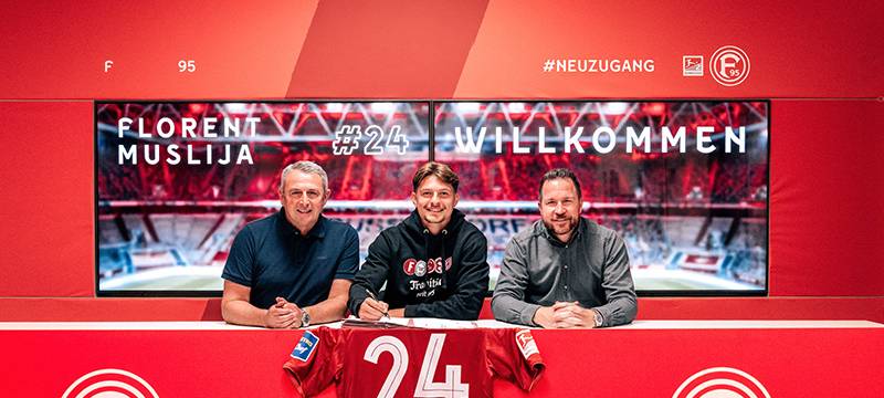 Die Vorstellung von Fortuna-SPieler Florent Muslija. Daneben sitzen Sportdirektor Christian Weber und Vorstand Sport Klaus Allofs