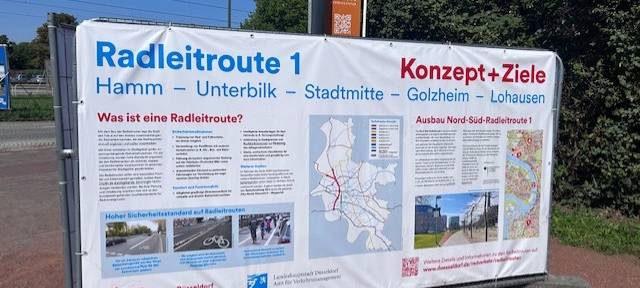 Eine große Info-Tafel informiert über die Radleitroute.