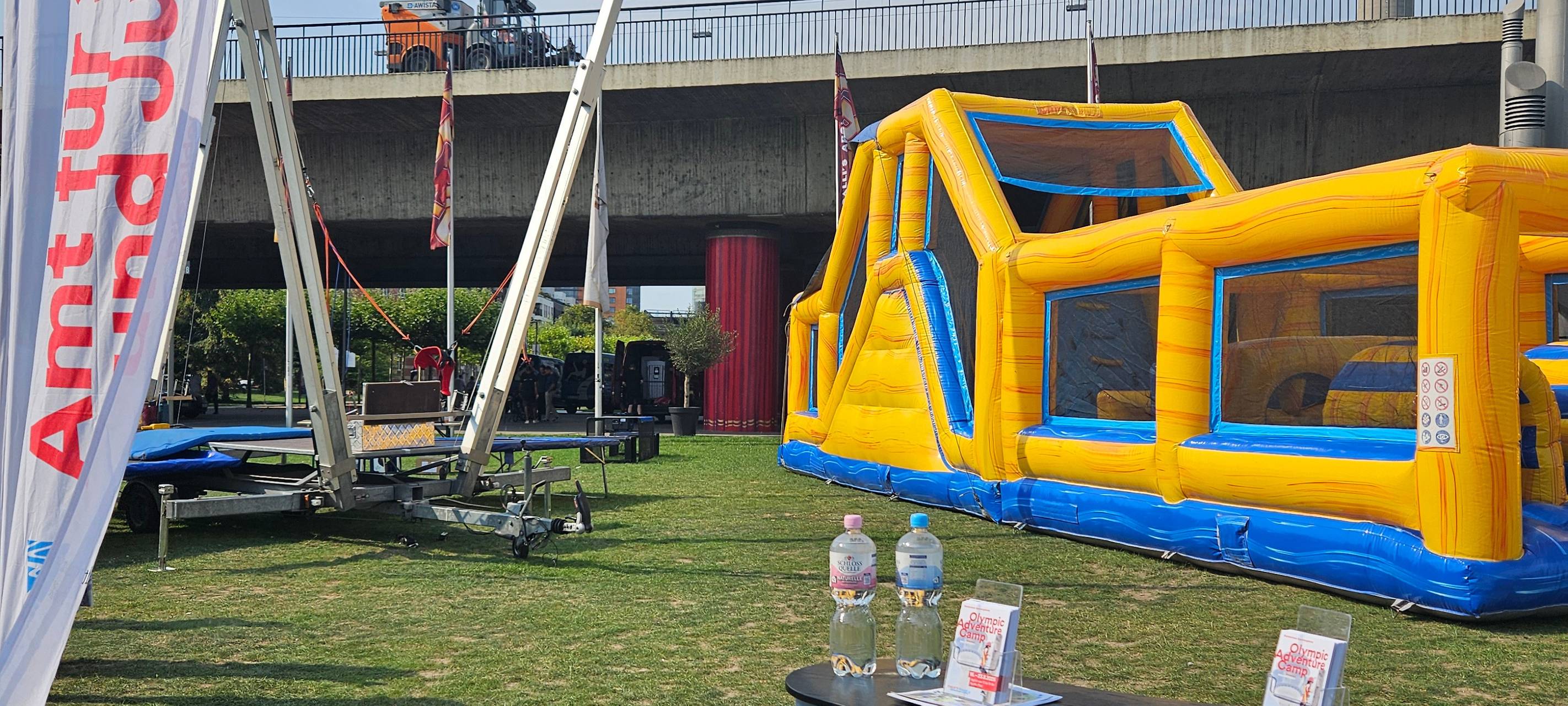 Olympic adventure Camp mit Hüpfburg und Aussicht auf den Rheinturm.