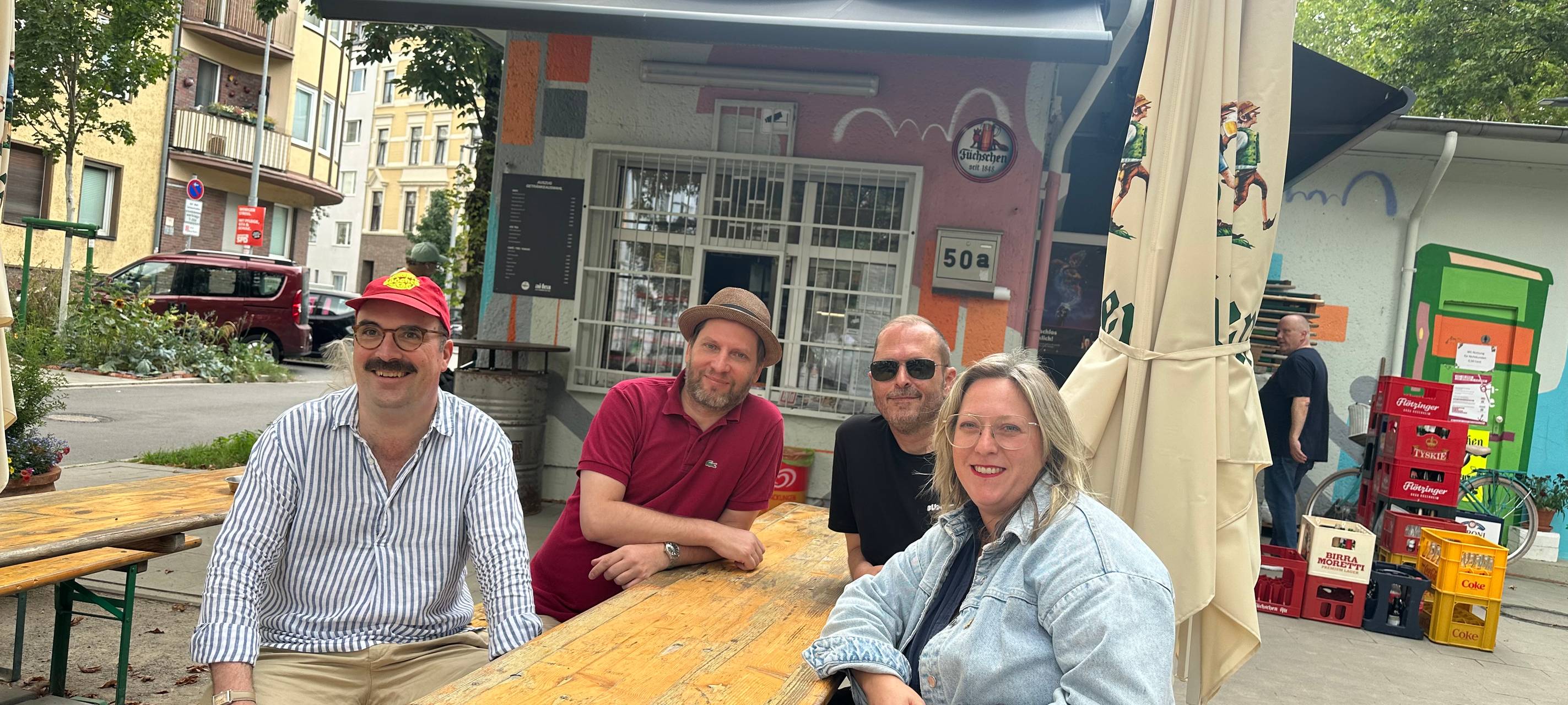 Der Vorstand des Büdchentags auf einer Bank vor Bedris Island Büdchen und mehr.