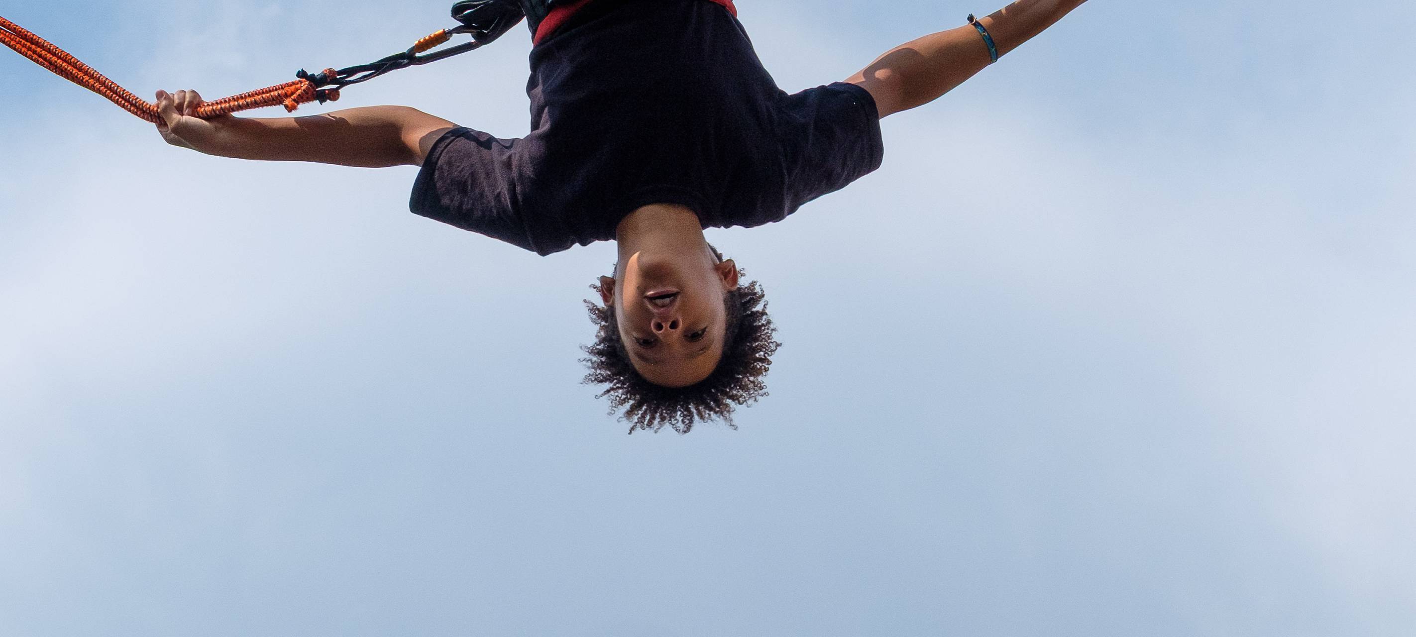Der Salto am Bungee Trampolin ist eine der Attraktionen beim Olympic Adventure Camp auf der Rheinwiese neben dem Apolloplatz.
