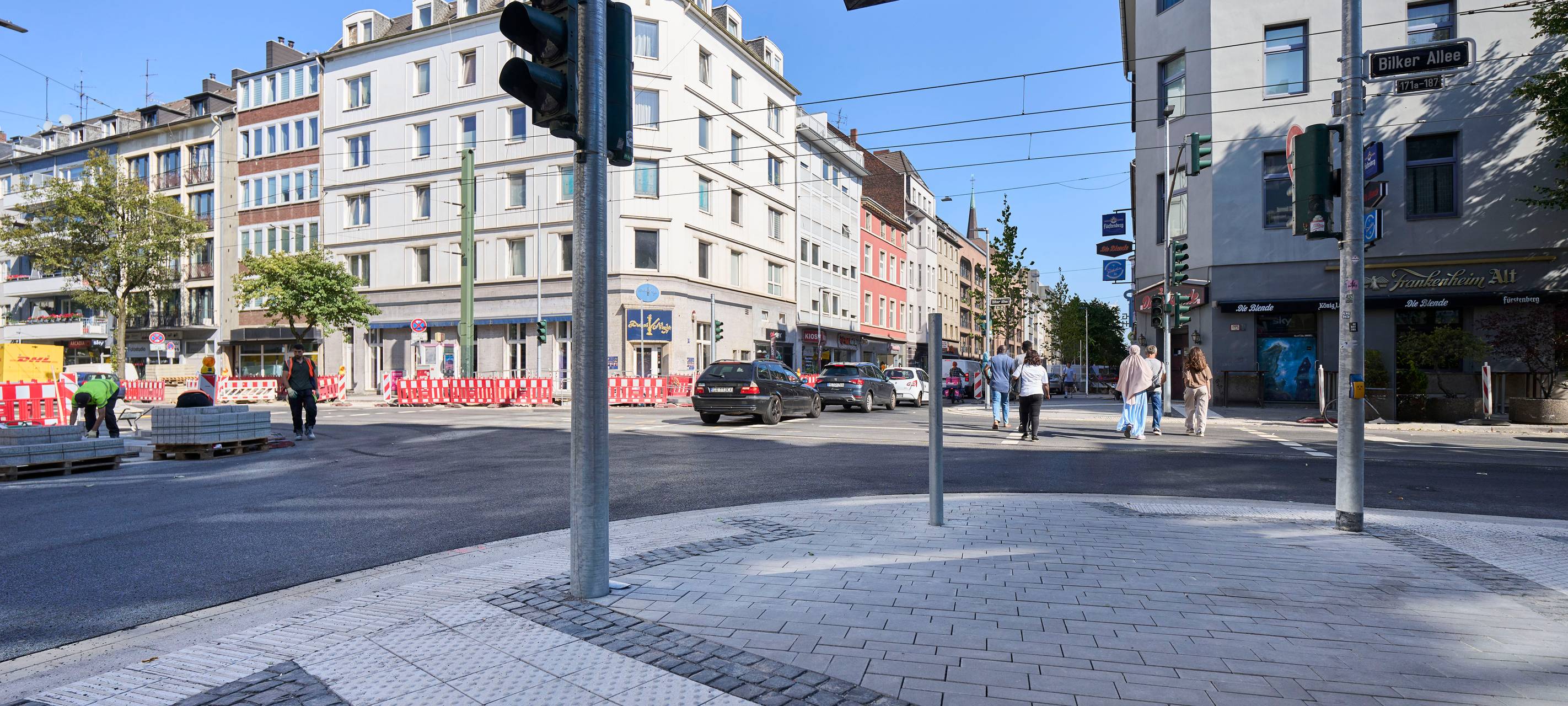 Baufortschritt Friedrichstraße: Die neuen Fußgängerüberwege sind barrierefrei gestaltet und haben taktile Leitelemente.