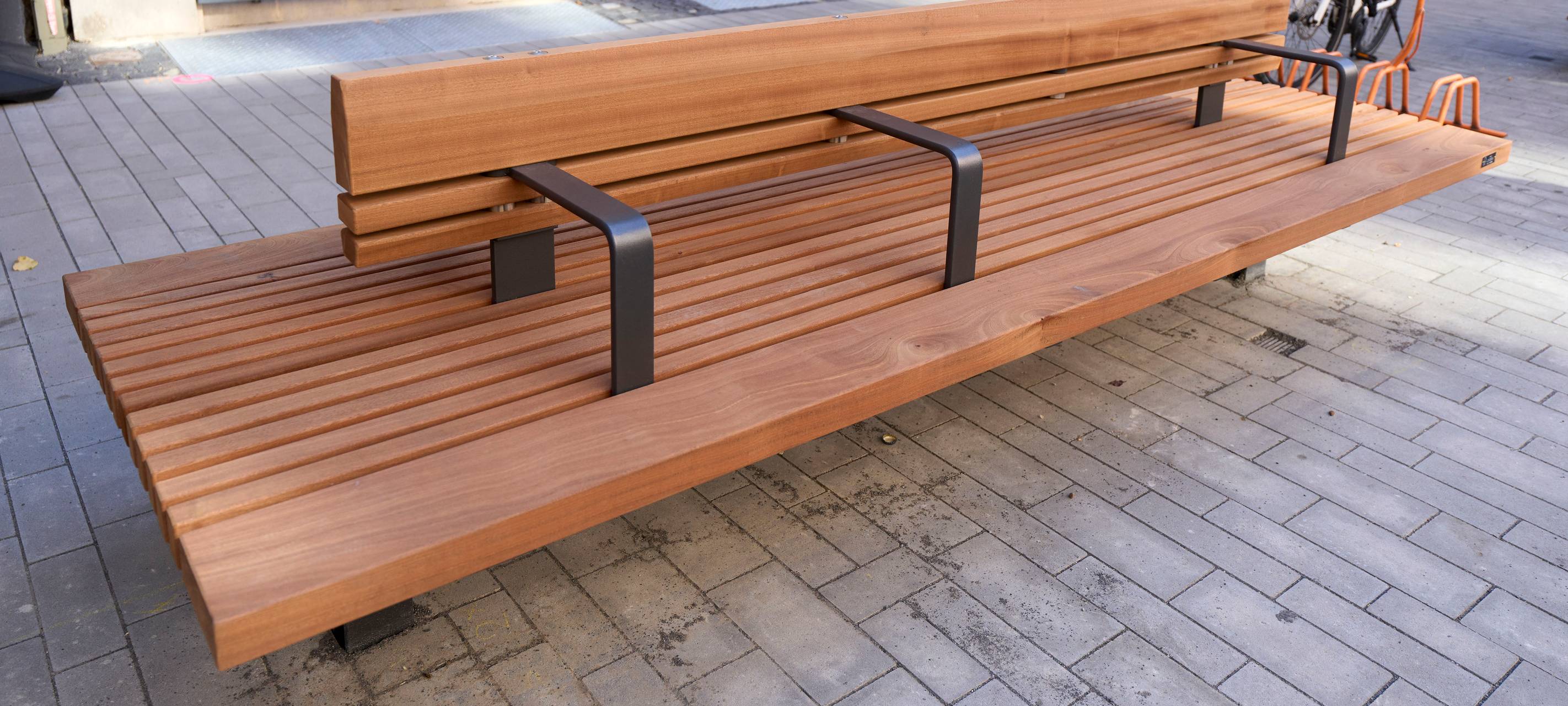 Die ersten neuen Sitzbänke stehen bereits an der Friedrichstraße.