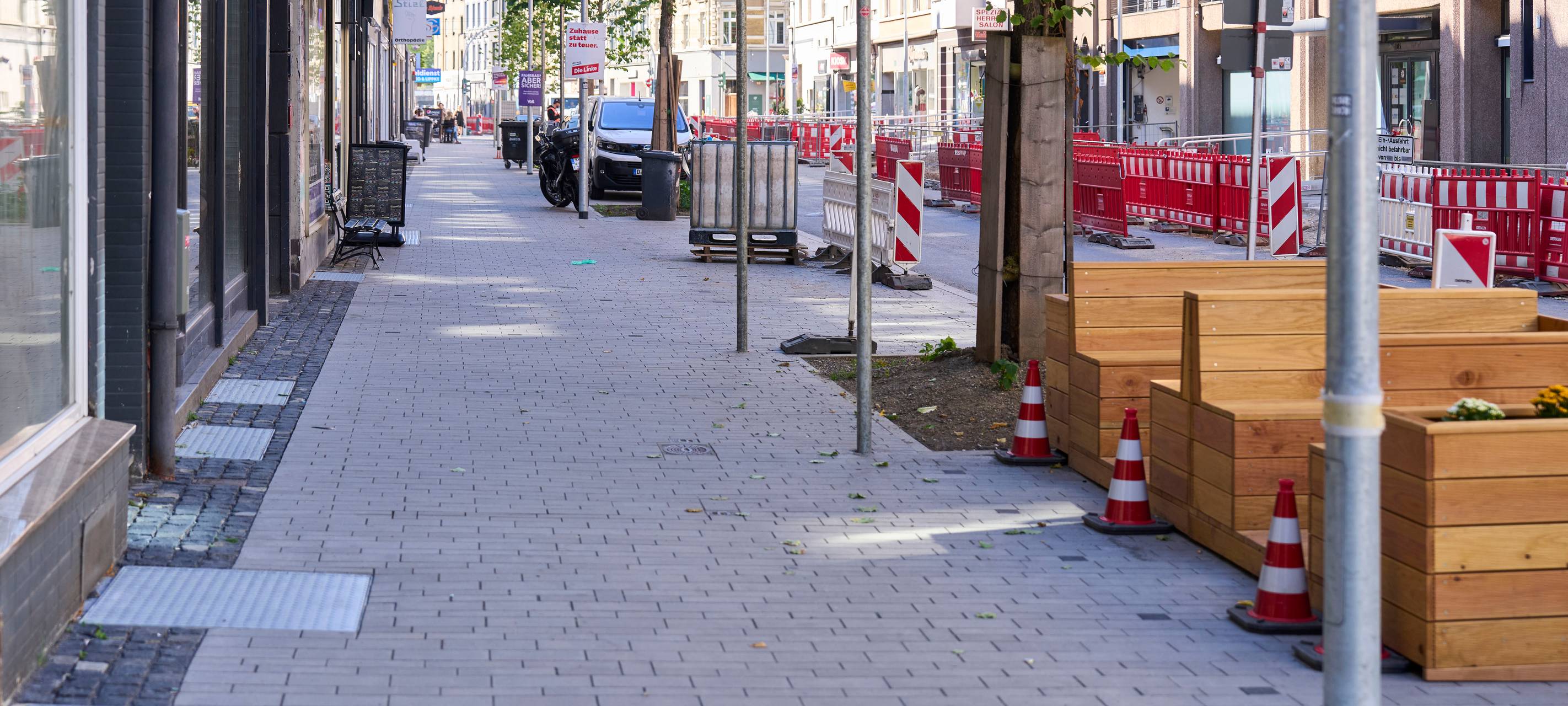 Die Gehwege entlang der Friedrichstraße haben graue Betonpflastersteine, kleinere antharzitfarbene Betonsteine kennzeichnen die sogenannten multifunktionalen Bereiche.