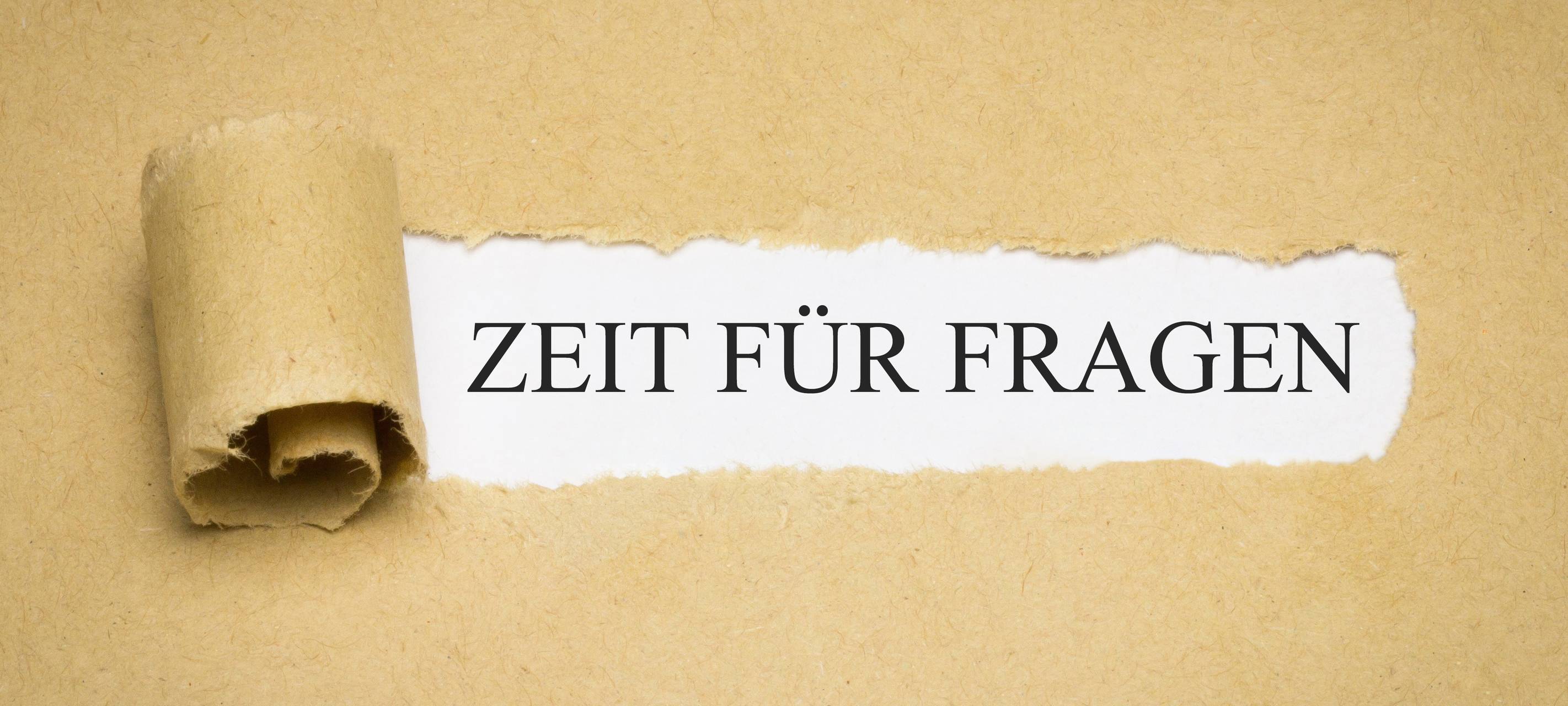 Der Schriftzug "Zeit für Fragen" auf einem weißen Grund.