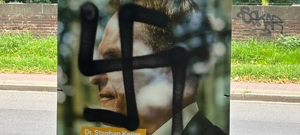 Ein beschmiertes Wahlplakat der CDU. Zu sehen ist ein schwarzes Hakenkreuz.