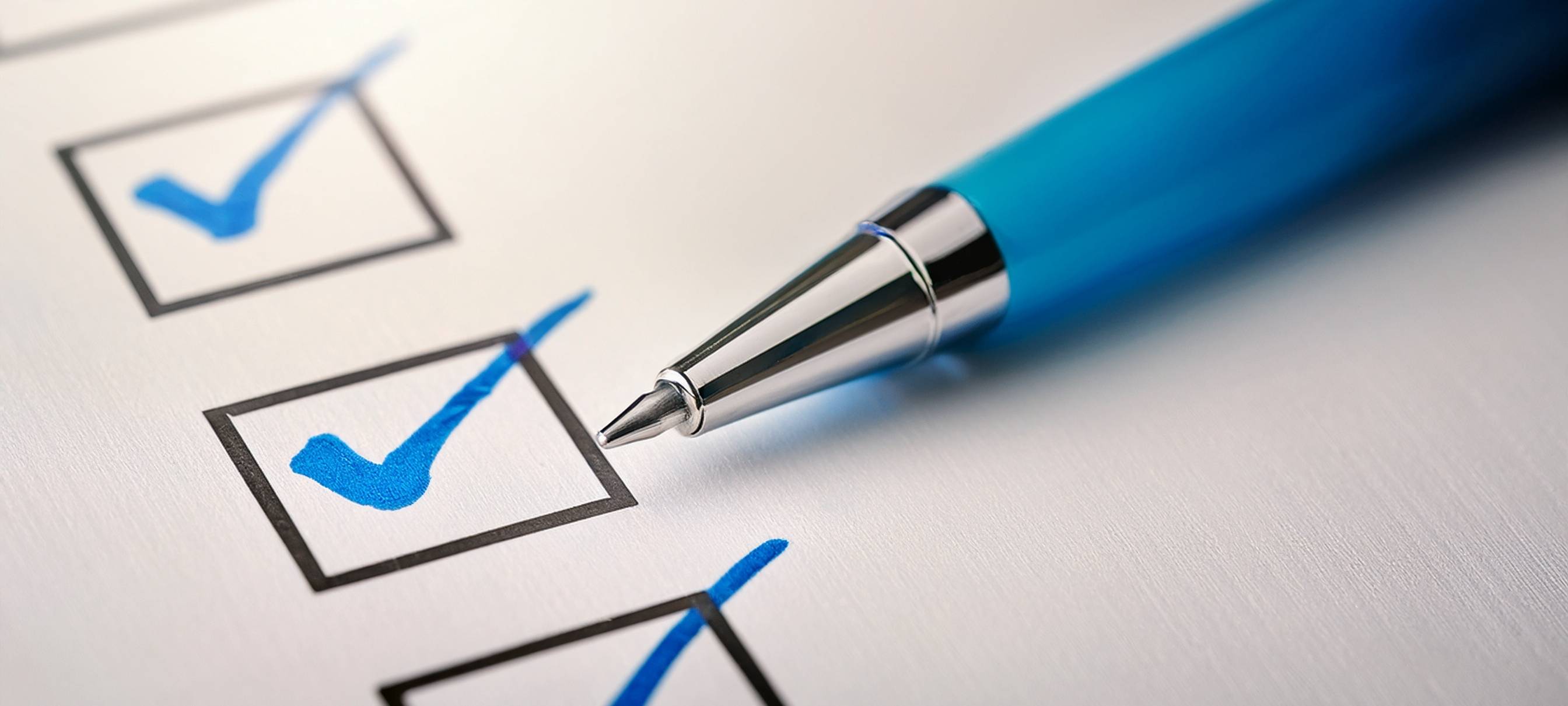 Blaue Stiftmarkierung auf dem Kontrollblatt.