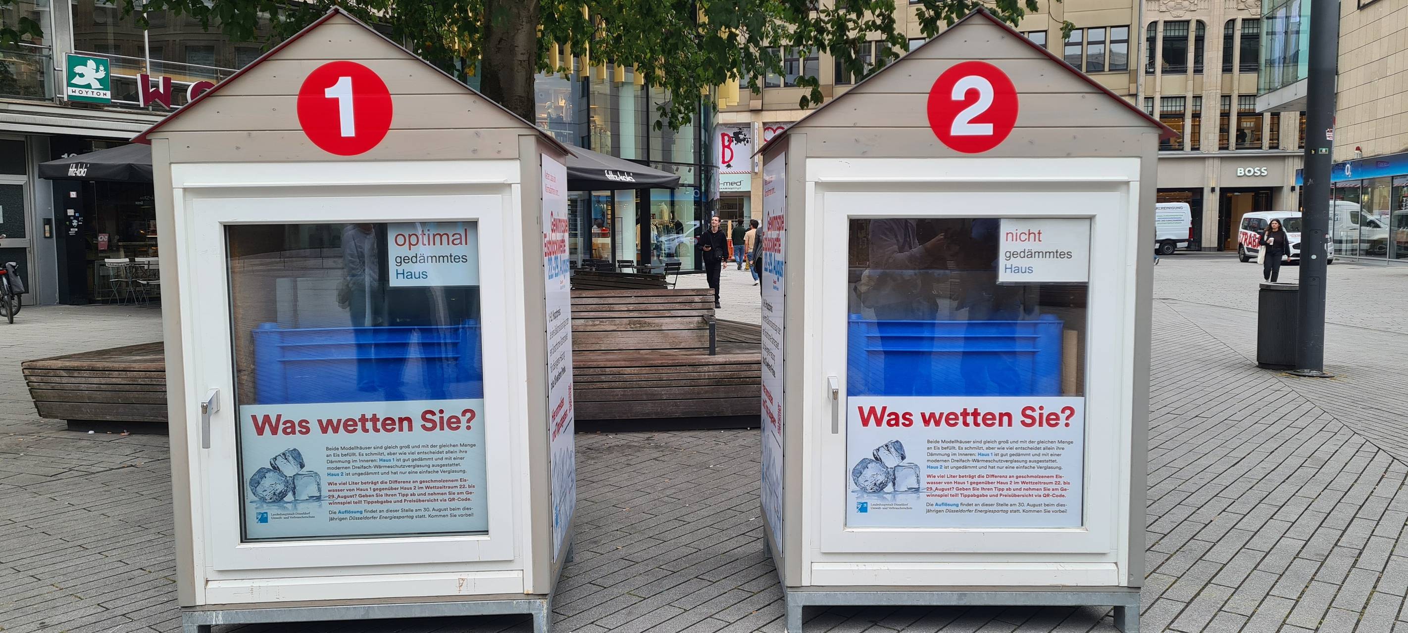 Zwei Häuschen stehen auf dem Schadowplatz. Ein Häuschen ist gedämmt, das andere nicht. In beiden liegen rund 220 Kilogramm schwere Eisblöcke.
