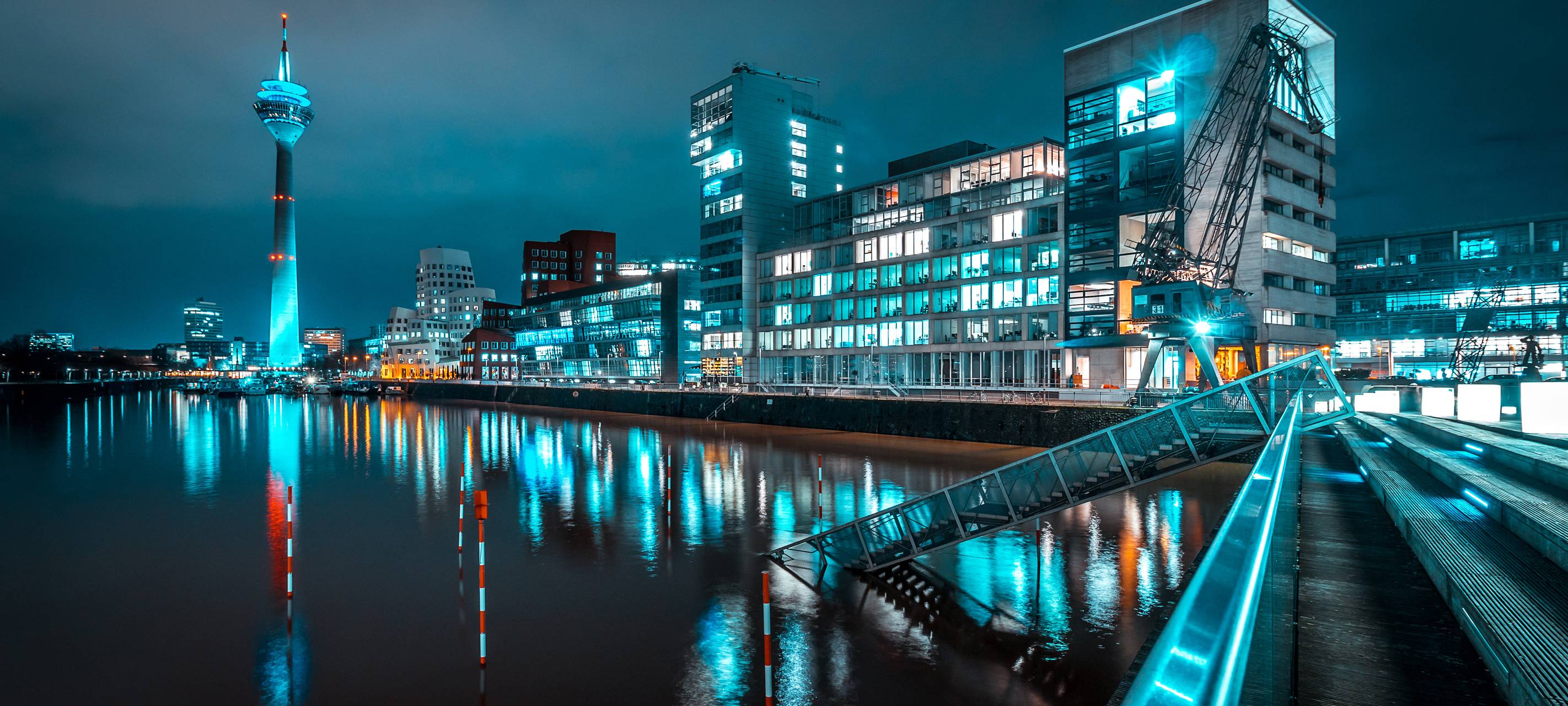 Medienhafen Düsseldorf bei Nacht.