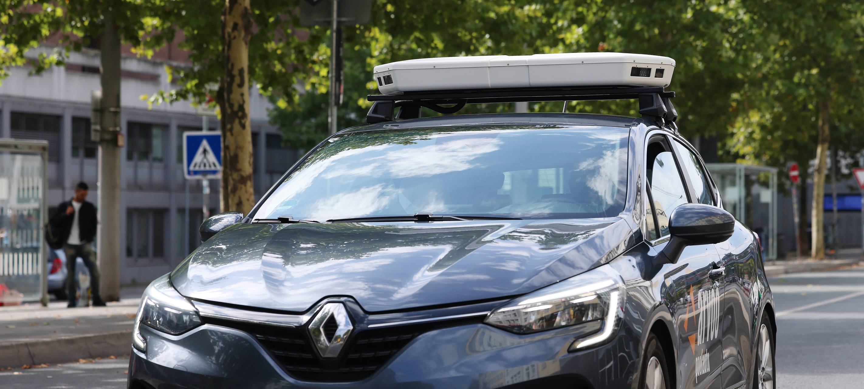 Ein schwarzes Auto mit einem weißen Balken darauf, der die Umgebung scannt.