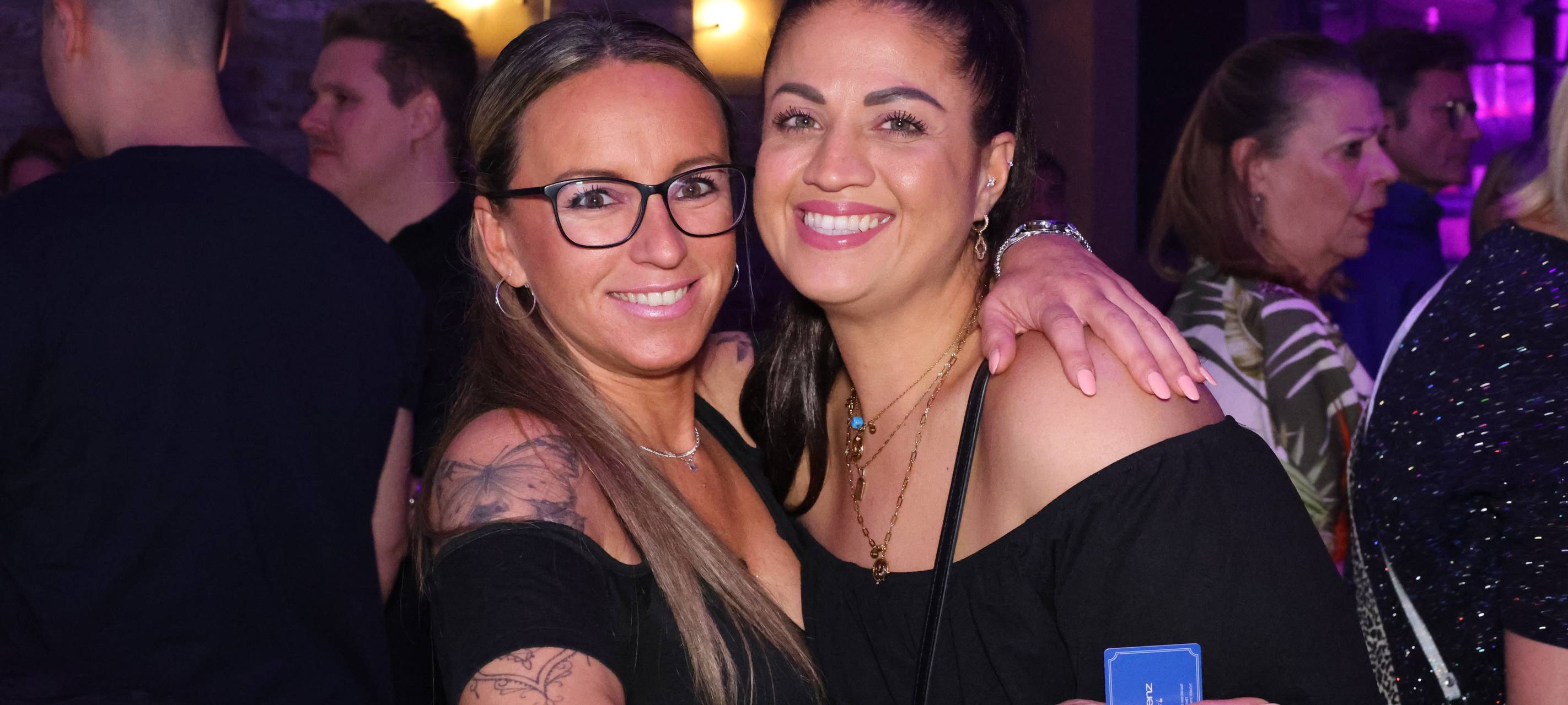 Feiernde Menschen bei der 90er-Jahre-Party von Antenne Düsseldorf.