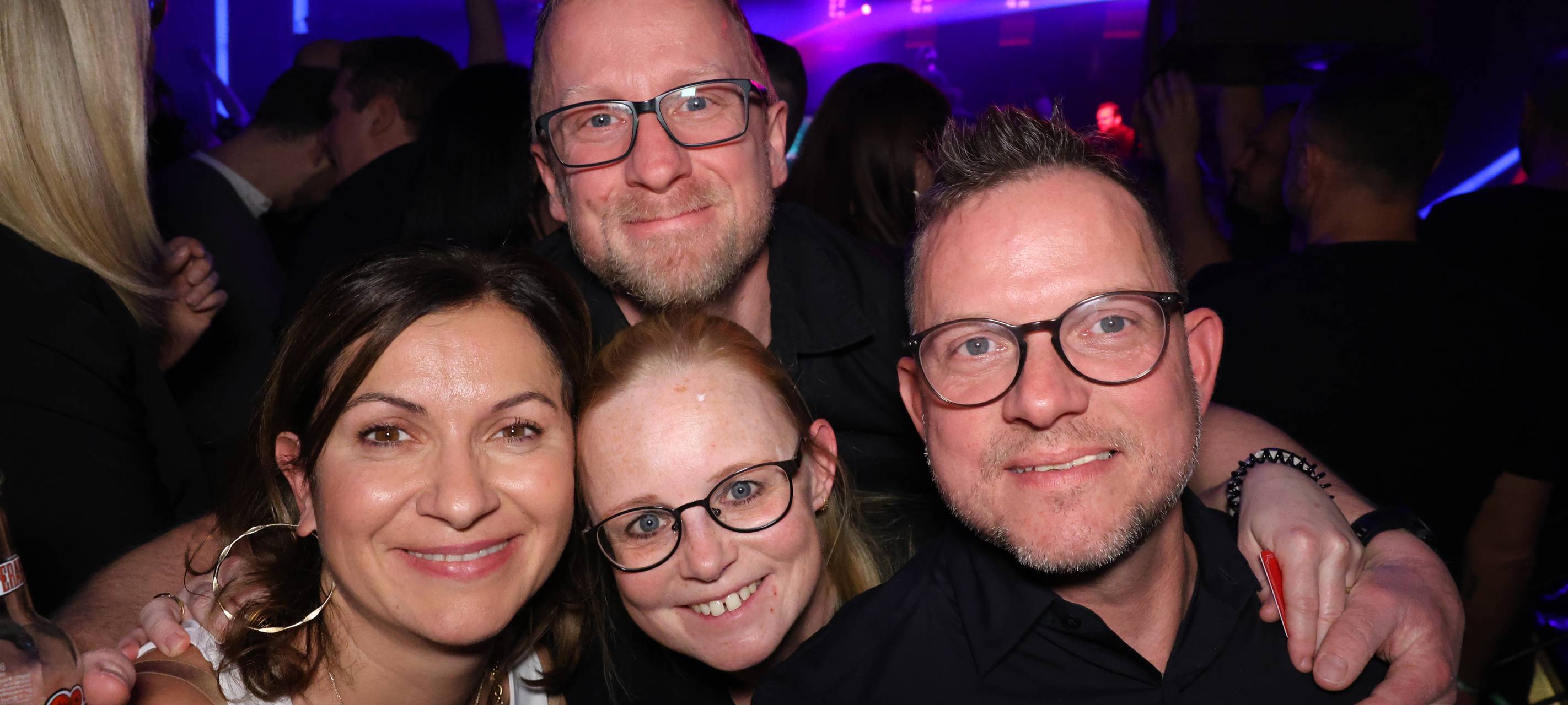 Feiernde Menschen bei der 90er-Jahre-Party von Antenne Düsseldorf.