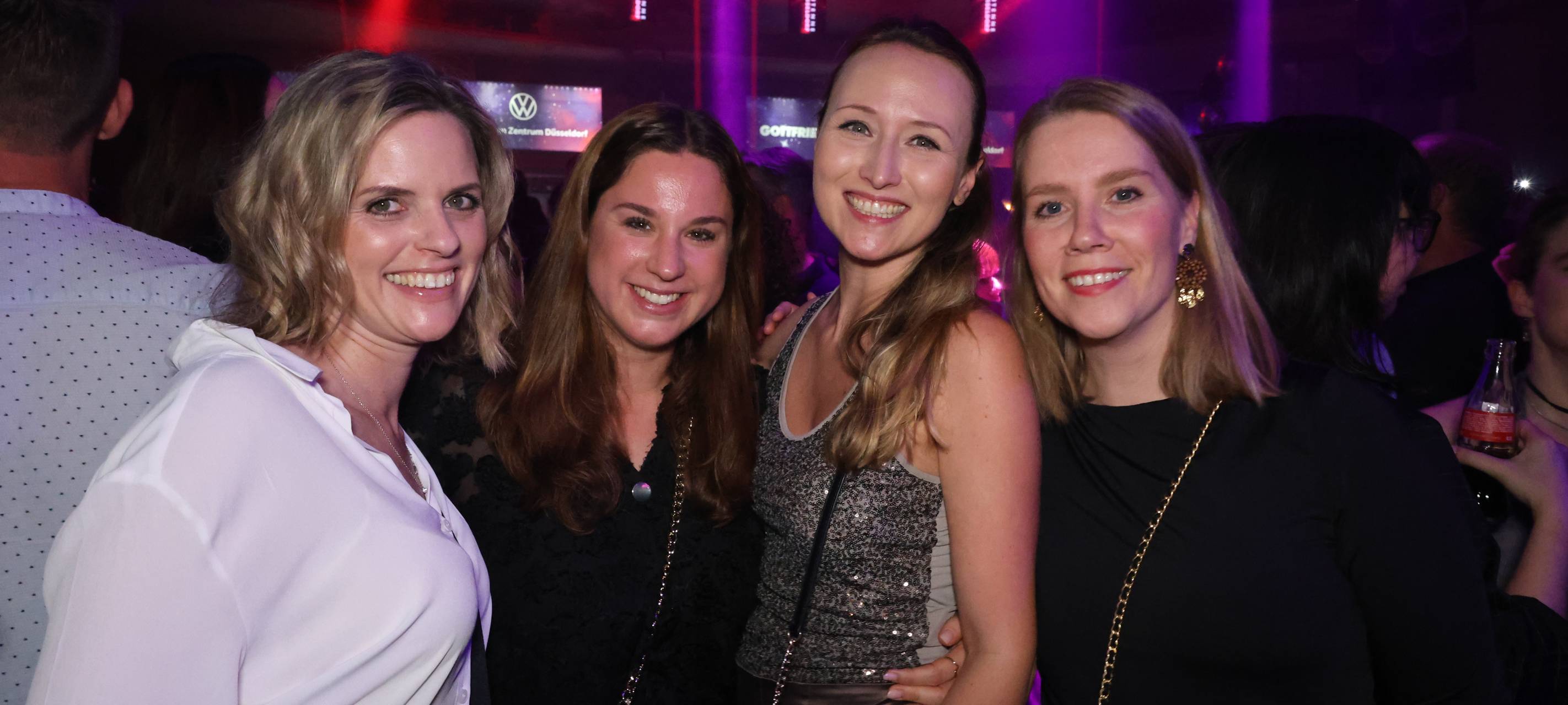 Feiernde Menschen bei der 90er-Jahre-Party von Antenne Düsseldorf.