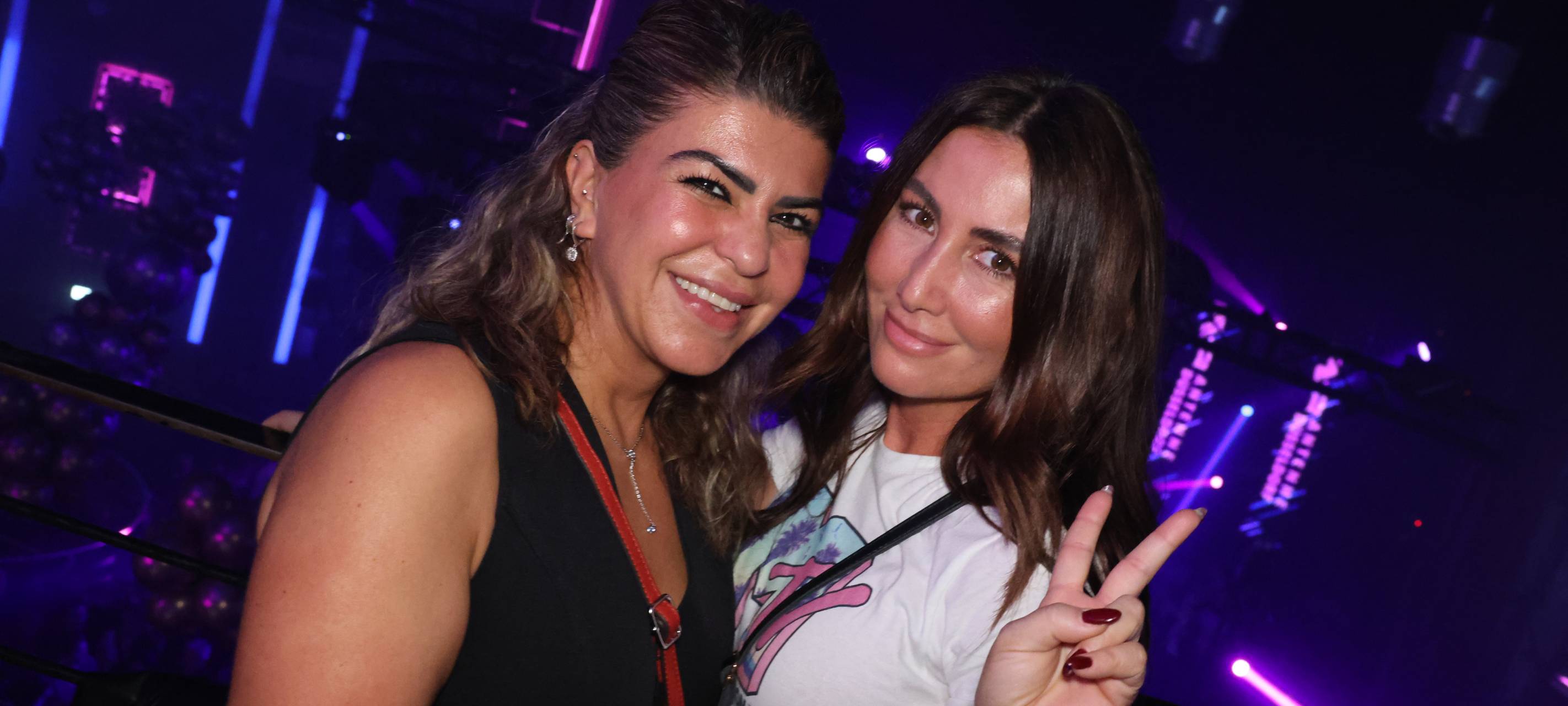 Feiernde Menschen bei der 90er-Jahre-Party von Antenne Düsseldorf.