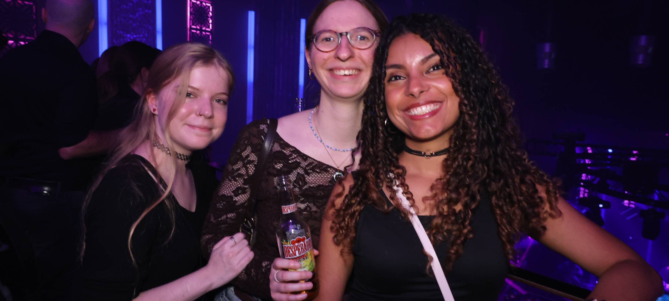 Feiernde Menschen bei der 90er-Jahre-Party von Antenne Düsseldorf.