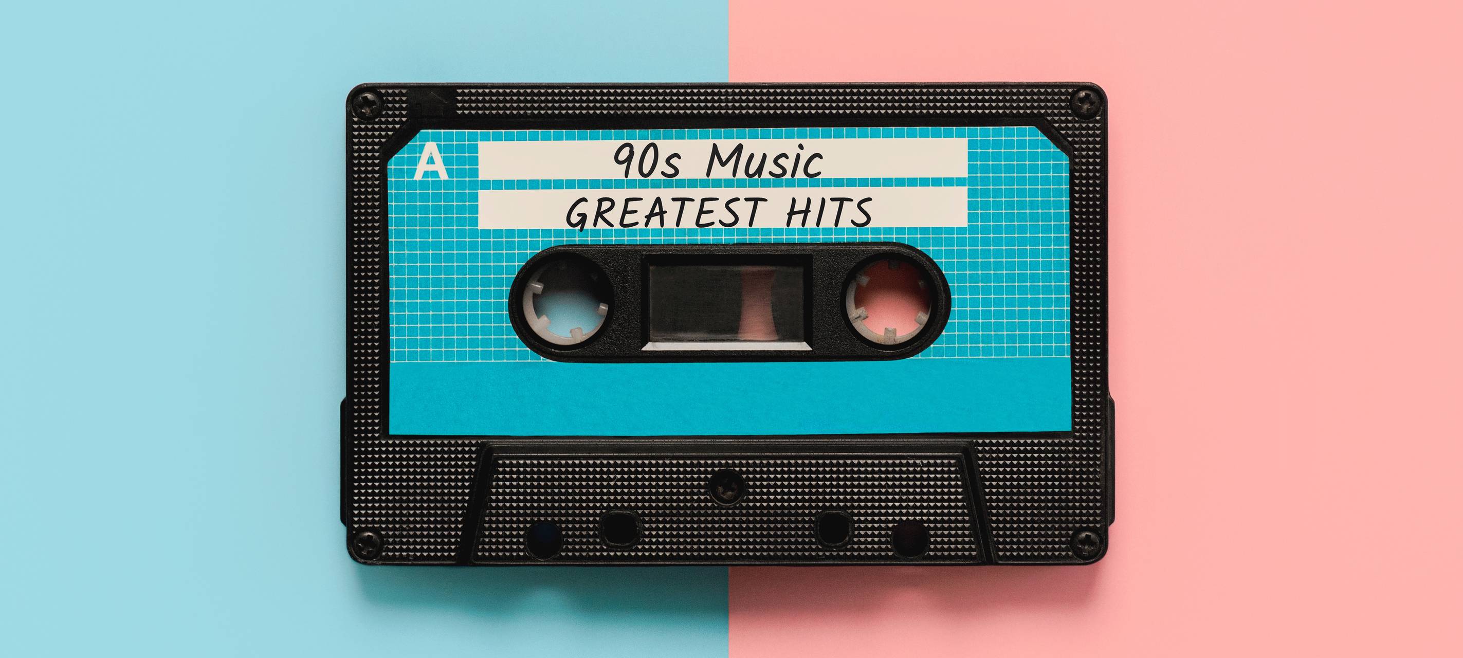 Draufsicht einer Vintage-Audiokassette mit dem Text „90s Music Greatest Hits“. Konzept für Retro-Musik.