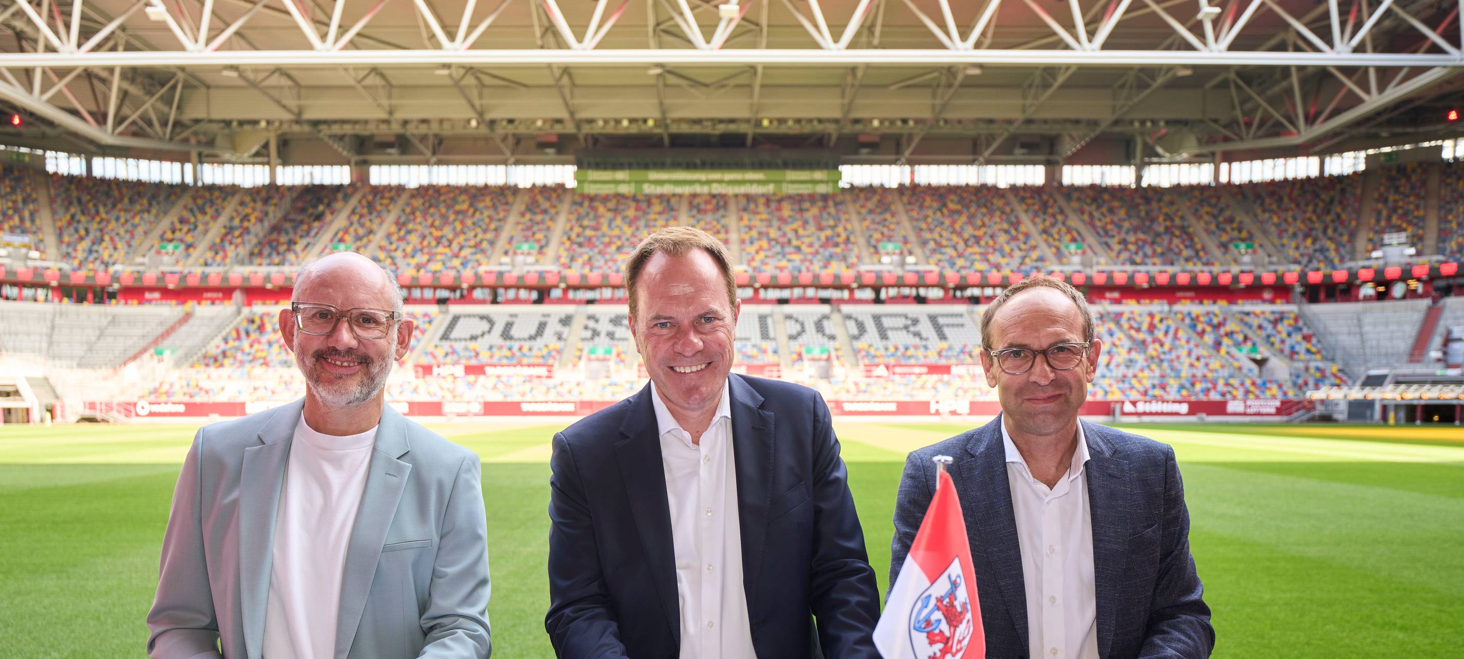 (v.l.) Oberbürgermeister Dr. Stephan Keller, D.LIVE-Chef Michael Brill und der Vorstandsvorsitzende der Fortuna Alexander Jobst unterzeichnen den Arena-Pakt.