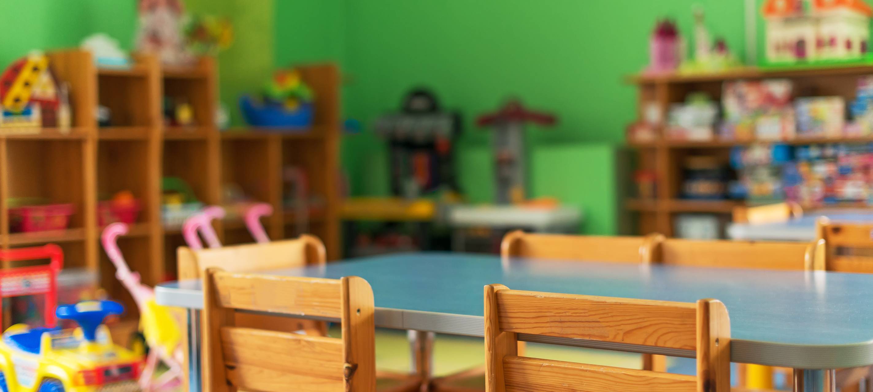Stühle, Tisch und Spielzeug. Innenraum eines Kindergartens.