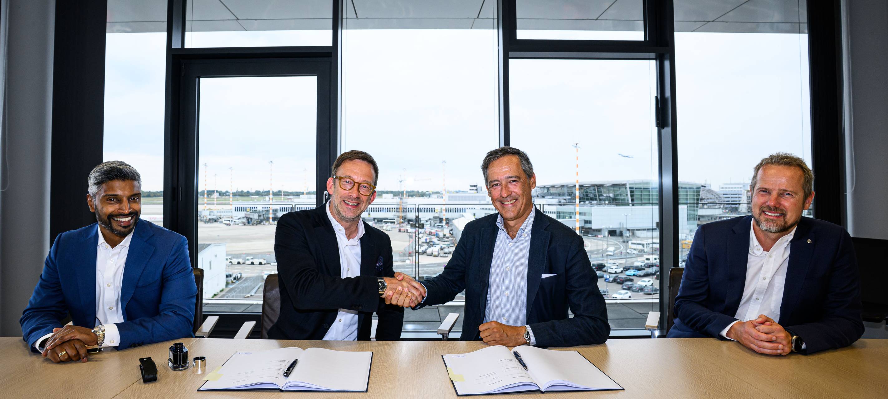 Verantwortliche des Flughafens Düsseldorf unterzeichnen den Vetrag zum neuen Tanklager.