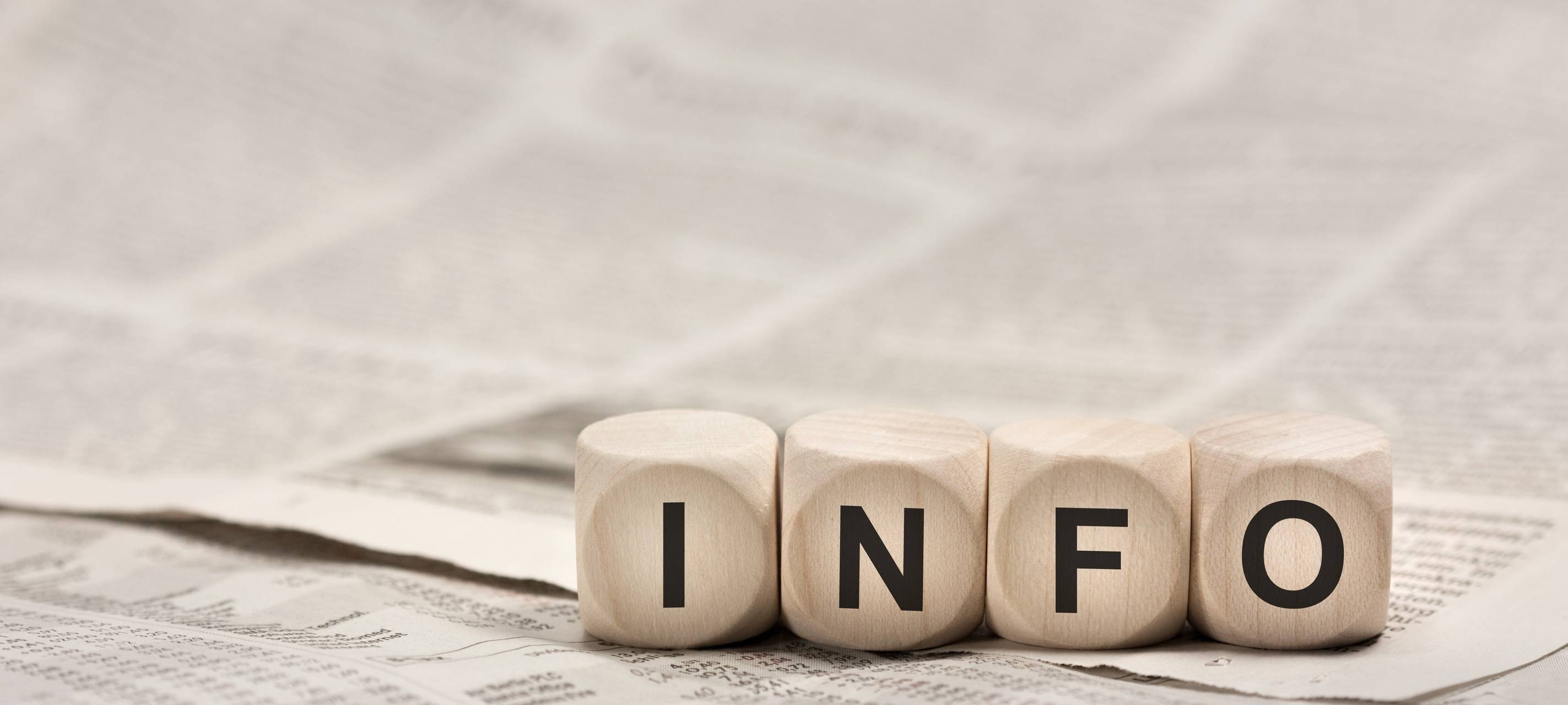 Der Schriftzug "Info" auf Würfeln aus Holz.