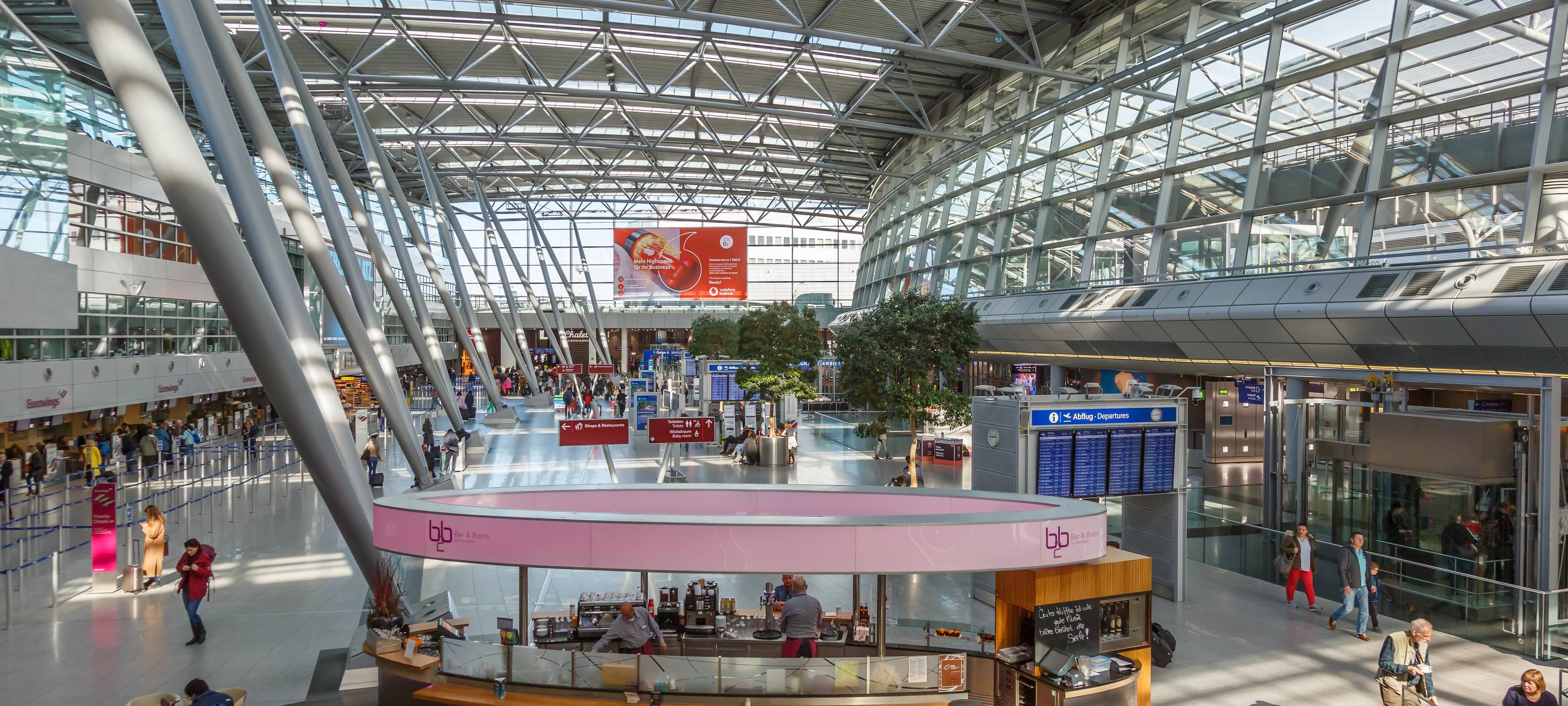 Ein Terminal des Düsseldorfer Flughafens von oben.