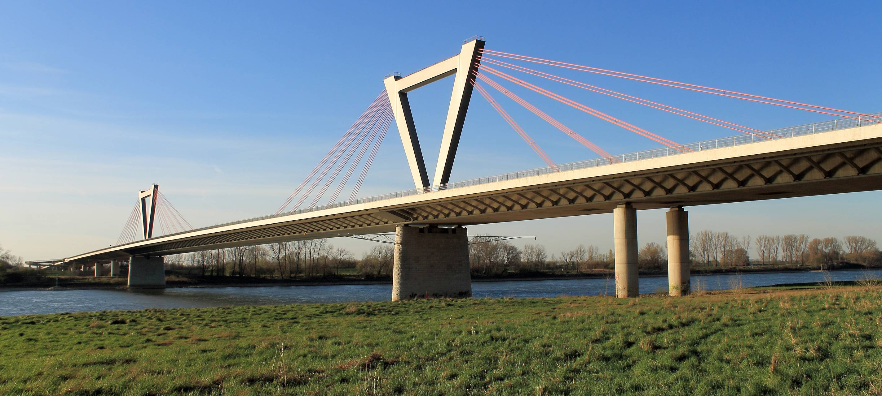 Die Flughafenbrücke verbindet Düsseldorf mit Meerbusch.