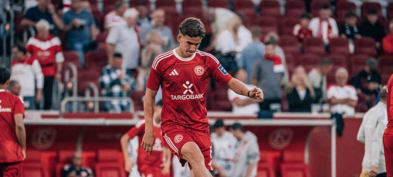 Giovanni Haag tritt im Fortuna-Trikot gegen den Ball.