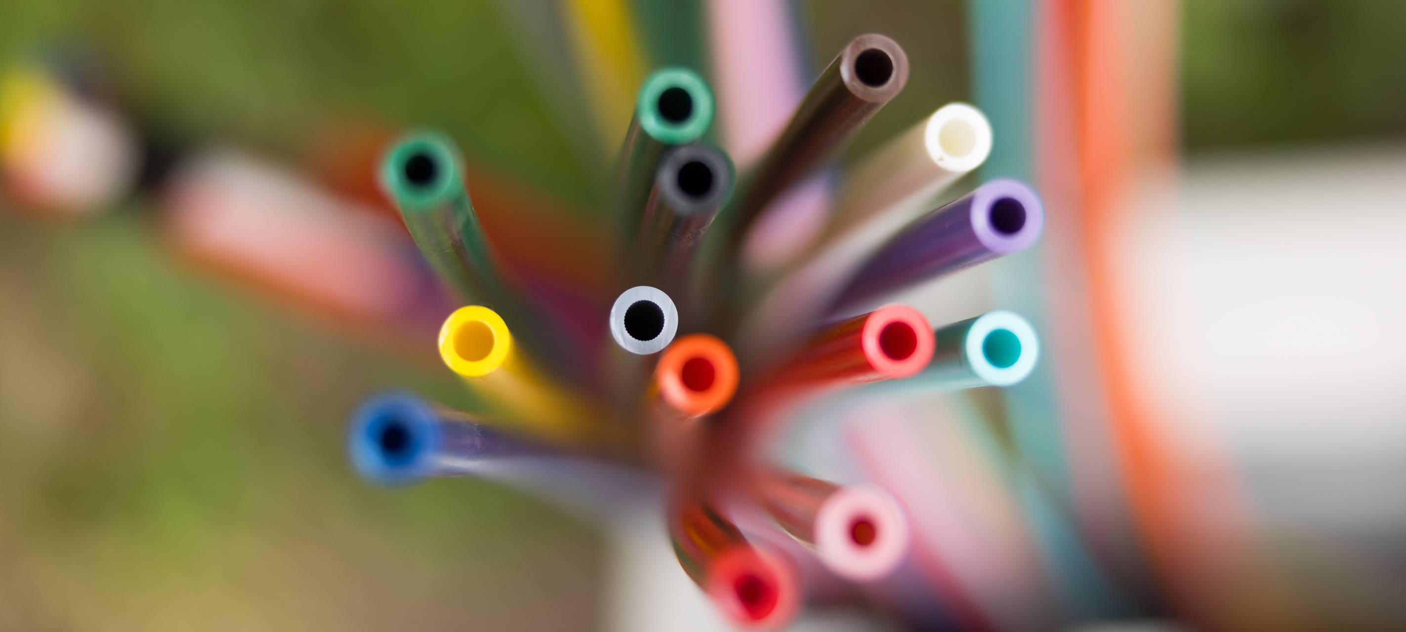 Offene Glasfaser-Verteilerbox mit bunten Glasfaser-Rohren – Breitbandausbau in Wohngebieten, modernes Telekommunikationsnetz für Highspeed-Internet und Digitalisierung.