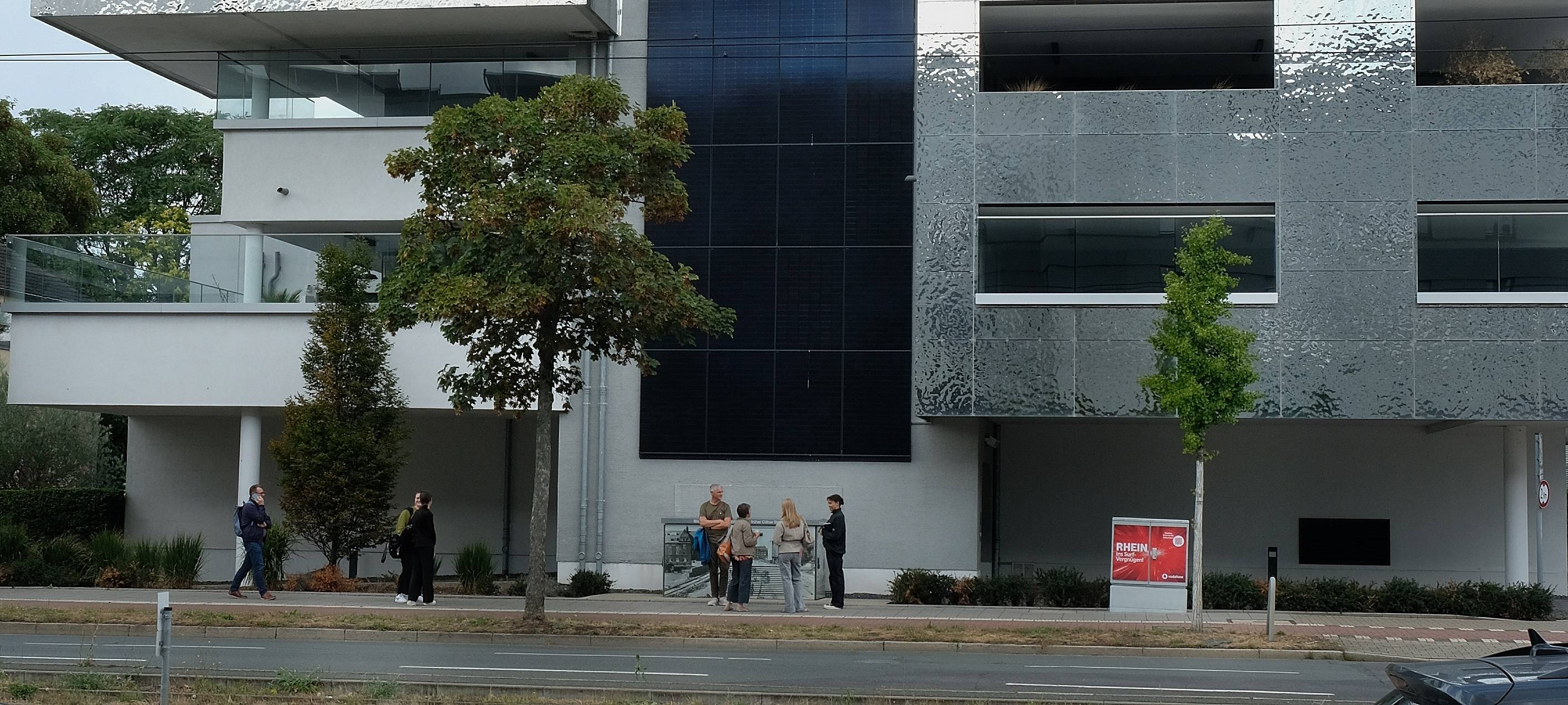 Der Hochbunker in Heerdt mit der neuen Solaranlage auf der Hausfassade