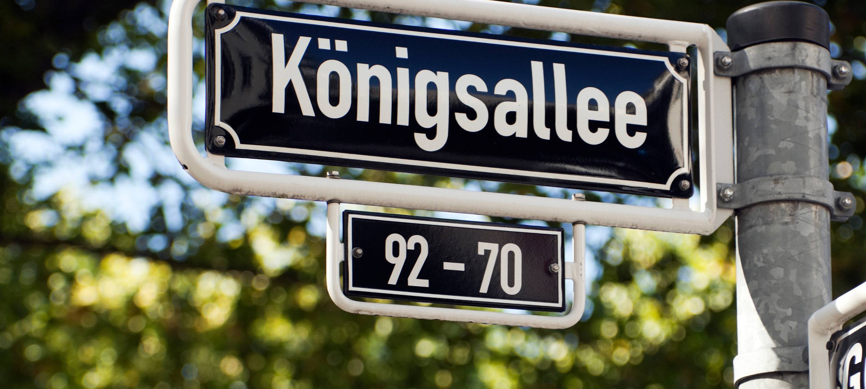 Das Straßenschild "Königsallee".