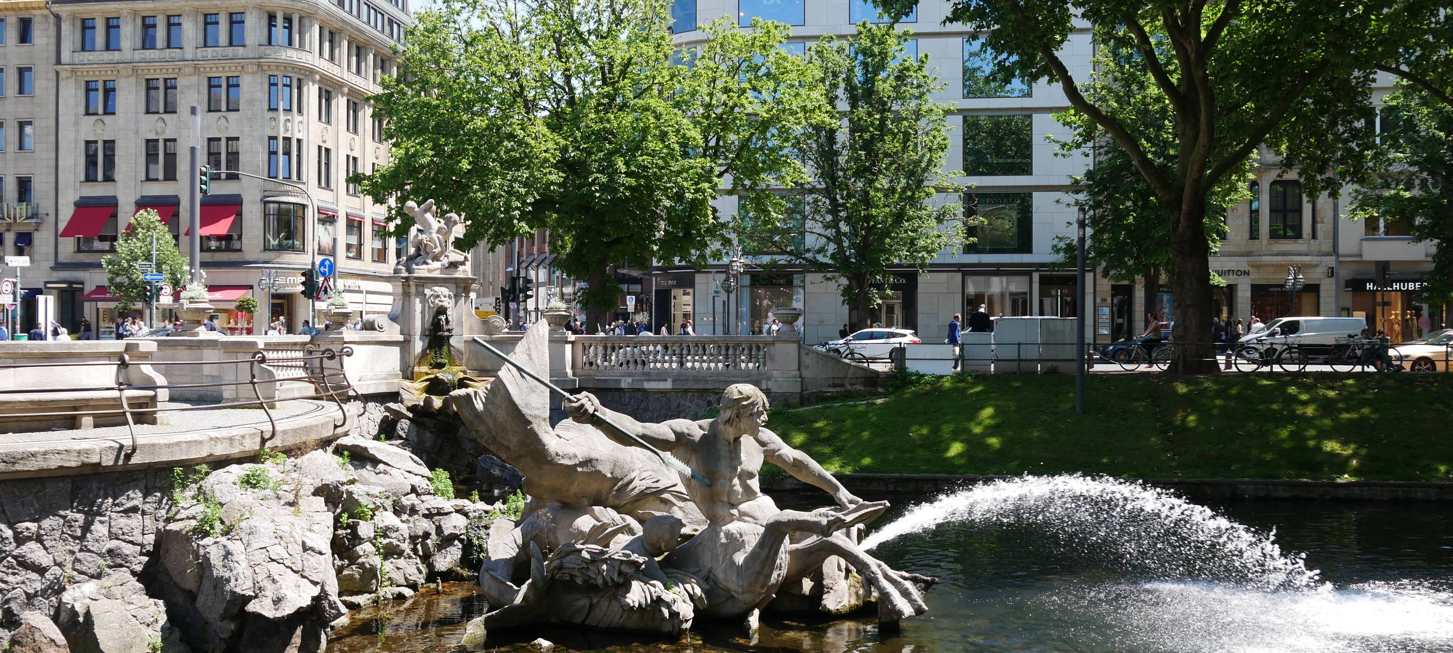 Die Brunnenanlage Tritonengruppe auf der Düsseldorfer Königsallee.