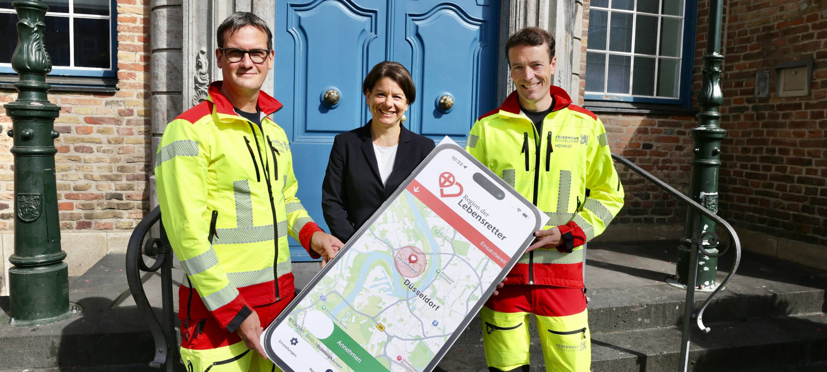 Ein großes Smartphone aus Pappe wirbt für die Teilnahme an der Ersthelfer-App "Region der Lebensretter"