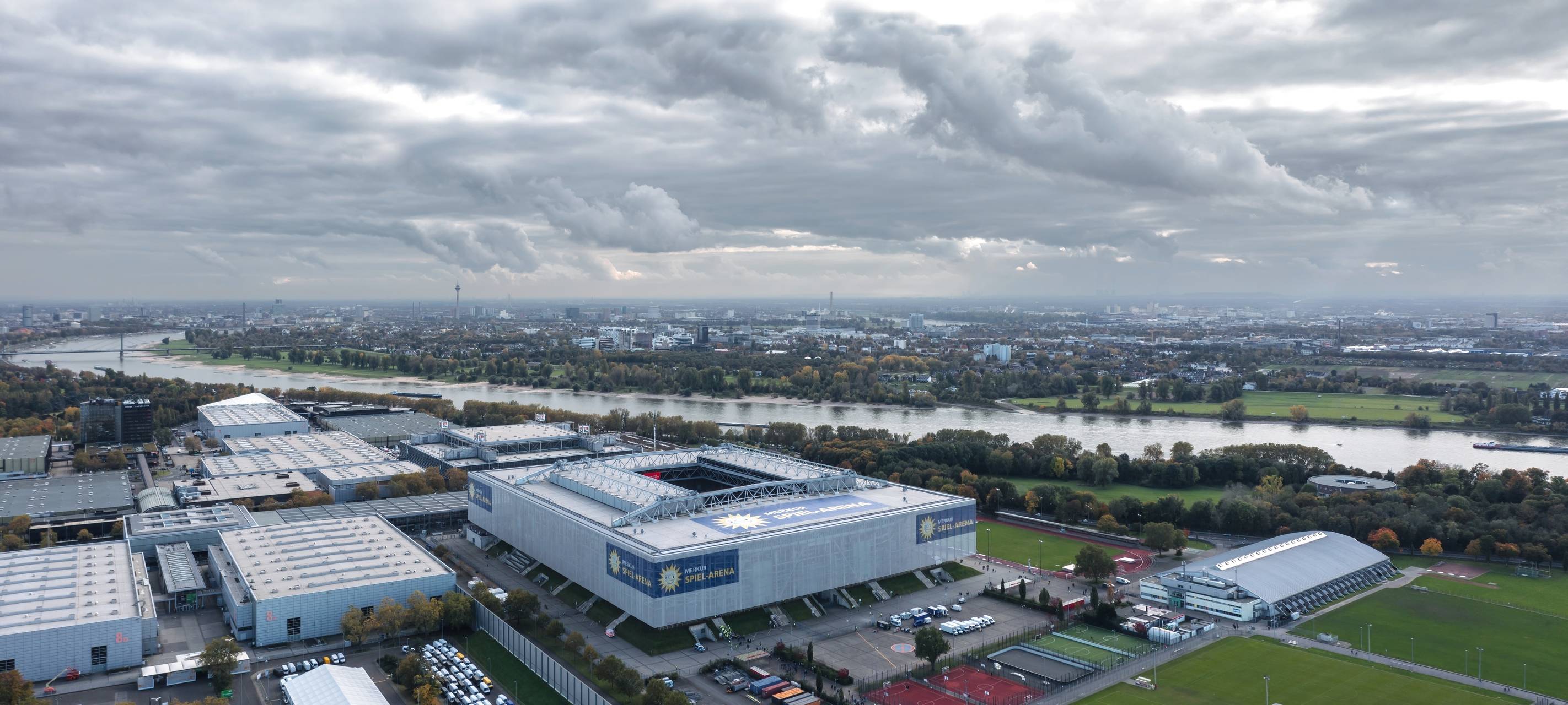 Die Merkur-Spiel-Arena in Stockum von oben. Im Hintergrund fließt der Rhein.